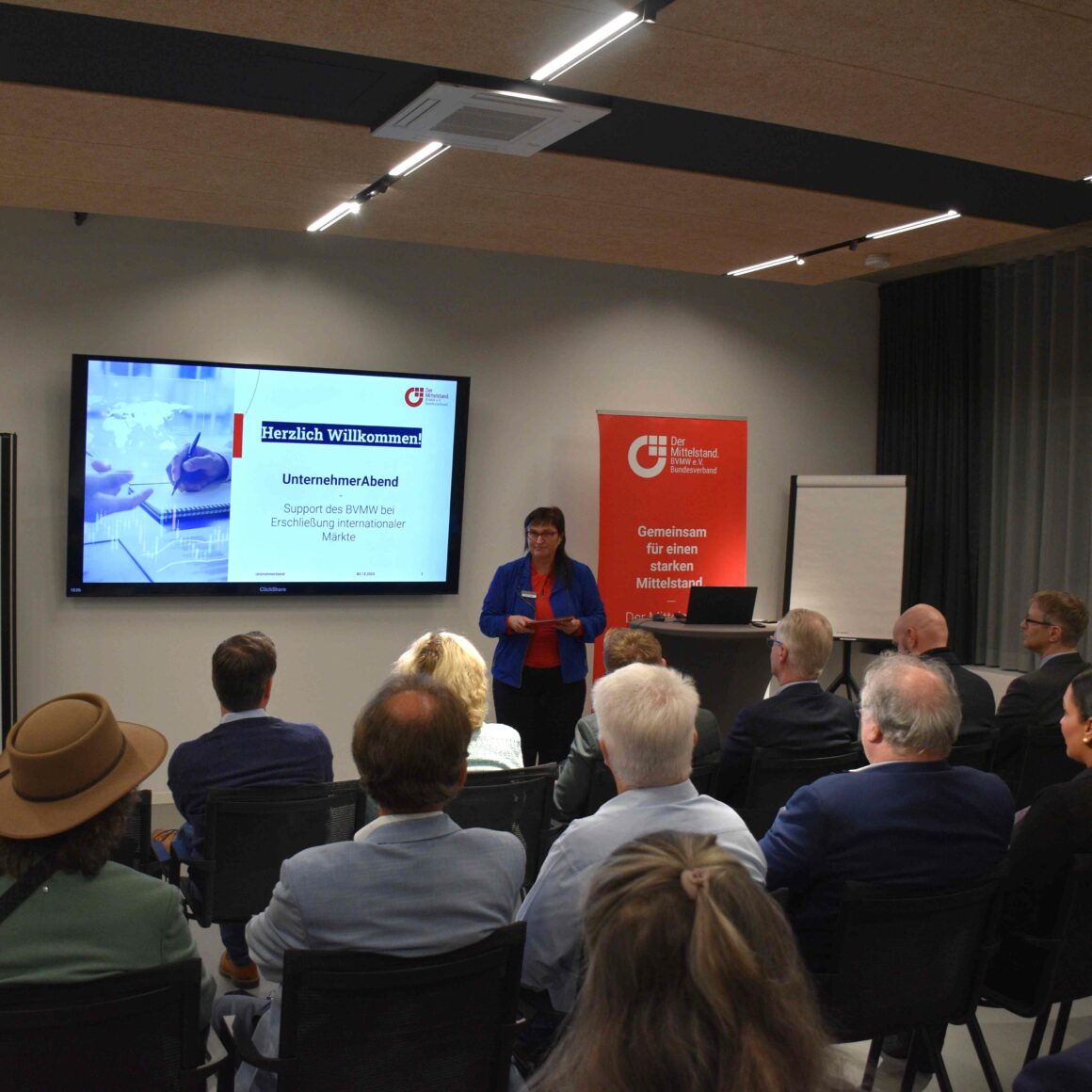 Der Blick des Publikums auf die Referentin Gertrud Hilser