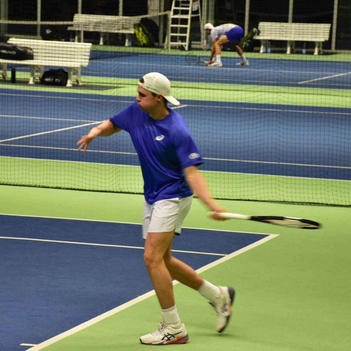 Tennisspieler während eines Ballwechsels