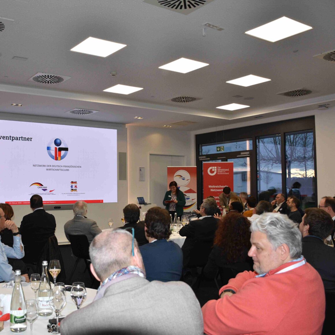 Blick des Publikums Richtung Vortrag