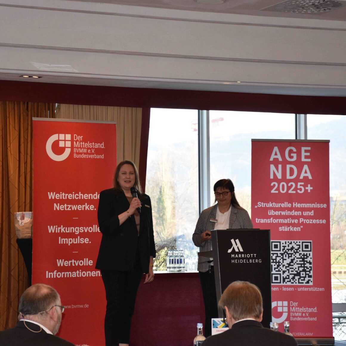 Blick der Teilnehmer zur Bühne