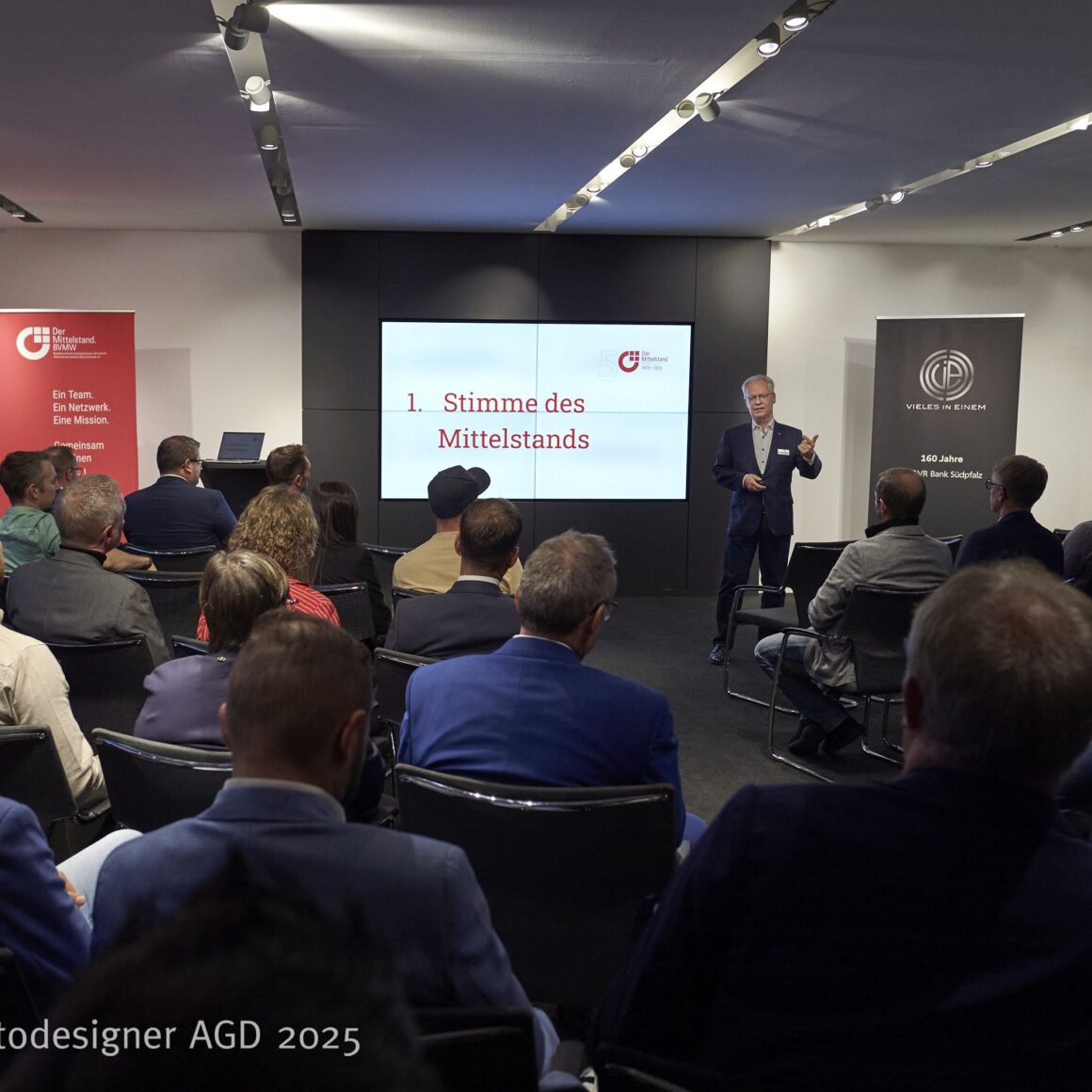 Blick der Zuschauer Richtung Bühne bei der Begrüßung