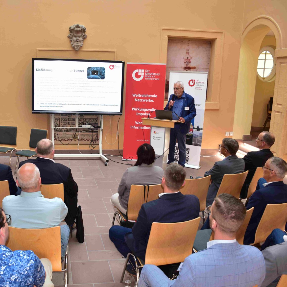 Blick des Publikums auf die Präsentation