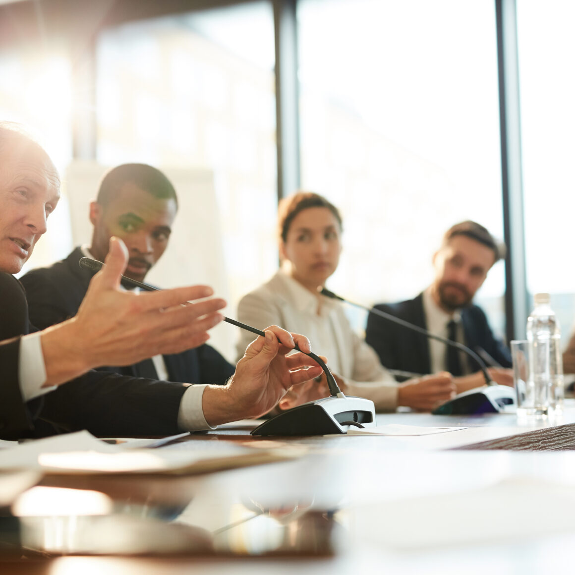 Personen die angerecht diskutieren