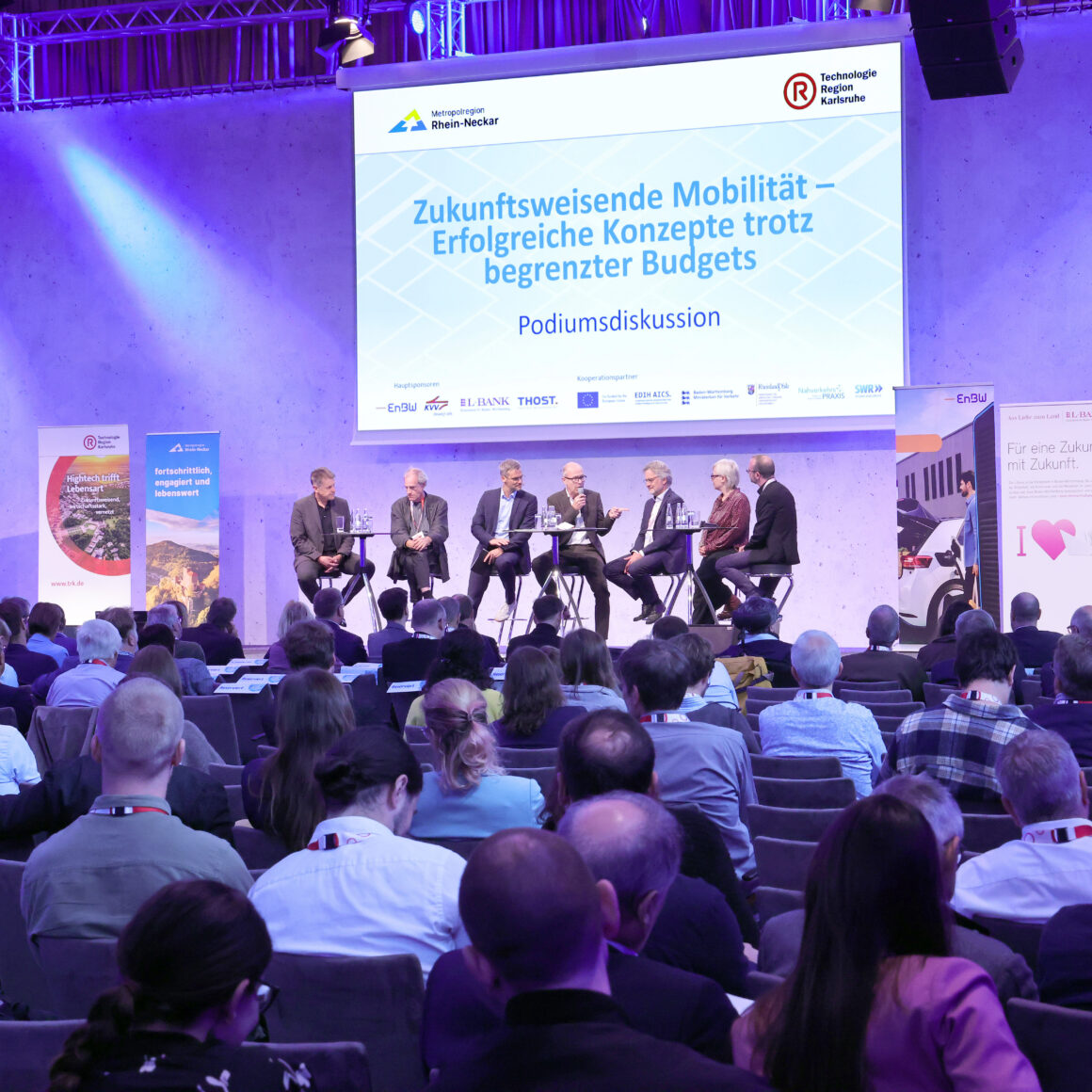 v.l.n.r: Bürgermeister Thomas Seidelmann, Stadt Neckarbischofsheim; Alexander Thewalt, Beigeordneter Stadt Ludwigshafen; Martin Besinger, SWR (Moderation); Oberbürgermeister Dr. Dominik Geißler, Stadt Landau; Oberbürgermeister Dr. Frank Mentrup, Stadt Karlsruhe; Frauke Burgdorff, Stadtbaurätin Stadt Aachen; Bürgermeister Joël Steffen, Stadt Straßburg