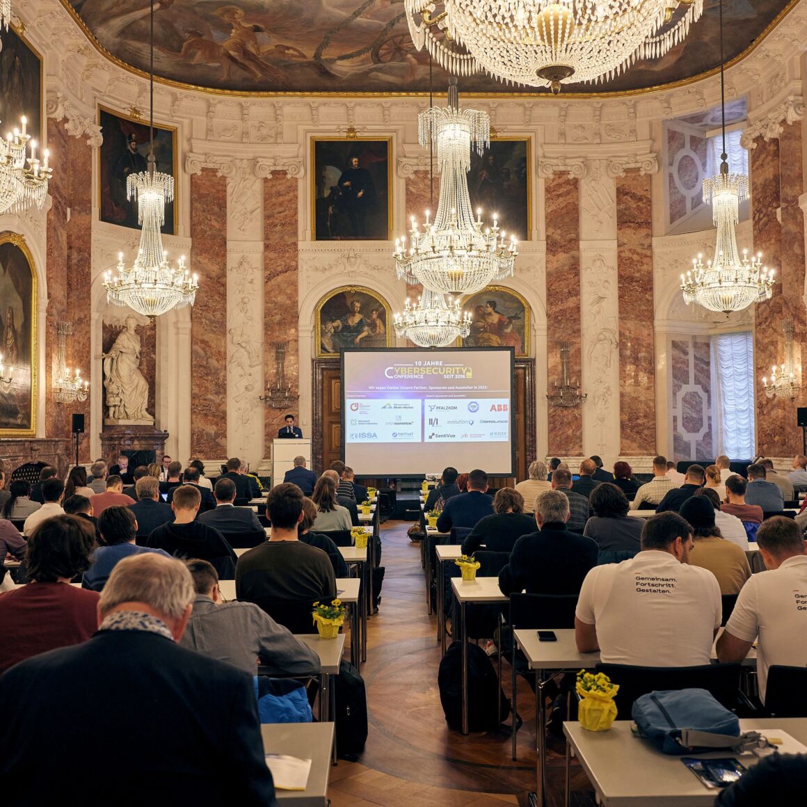 Blick auf die sitzenden Teilnehmer im Rittersaal Saal