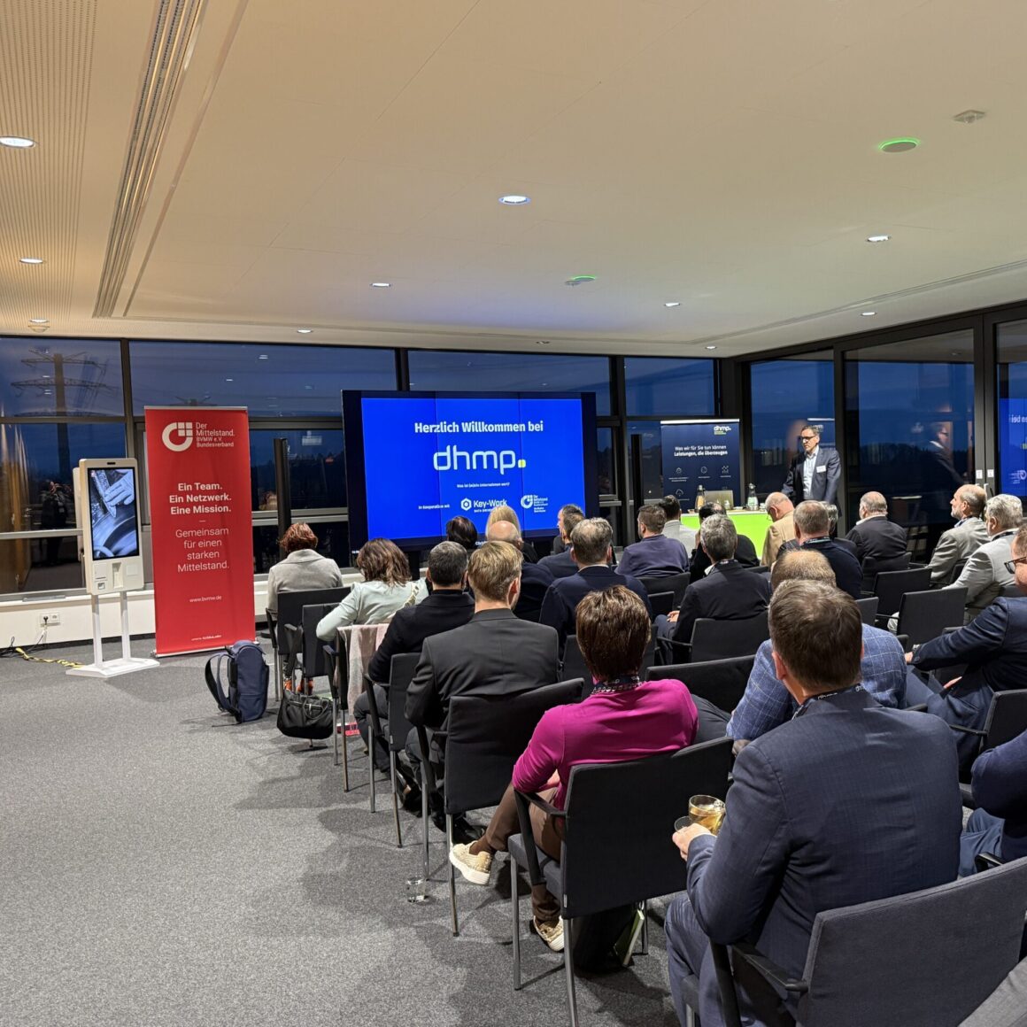 Blick der Teilnehmer zur Präsentation