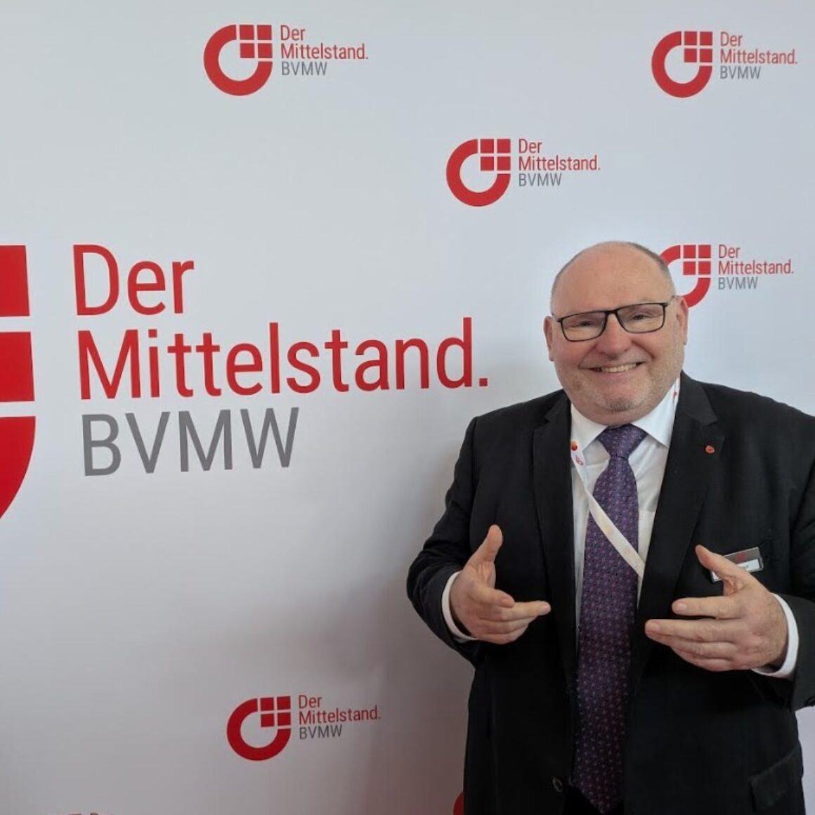 Josef Stumpf auf Zukunftstag vor BVMW Wand