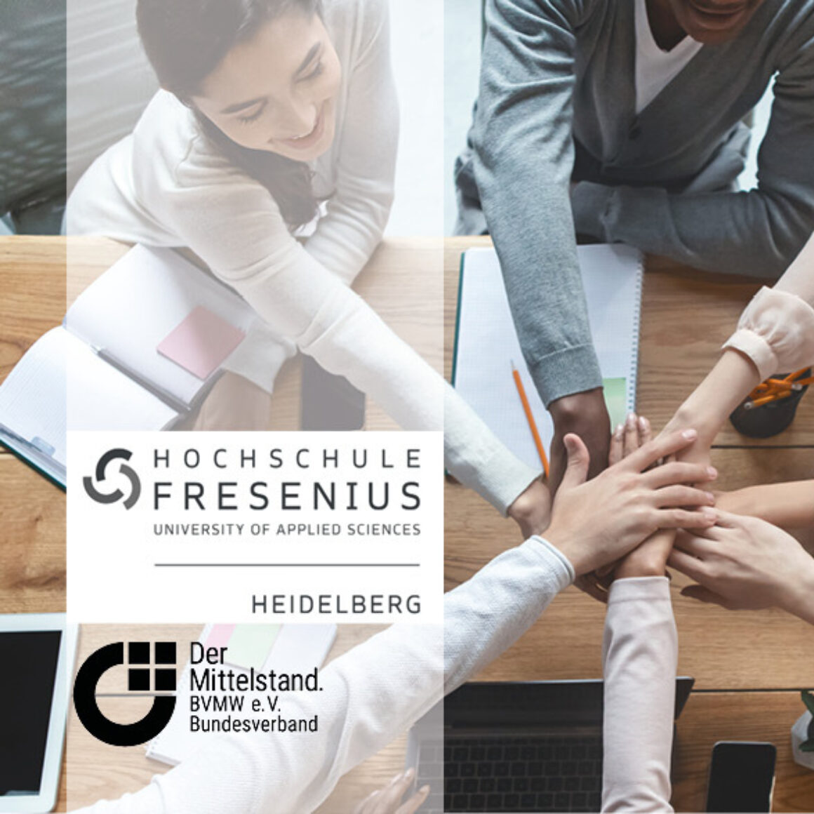 Menschen, die ihre Hände übereinander tuen: Teamwork