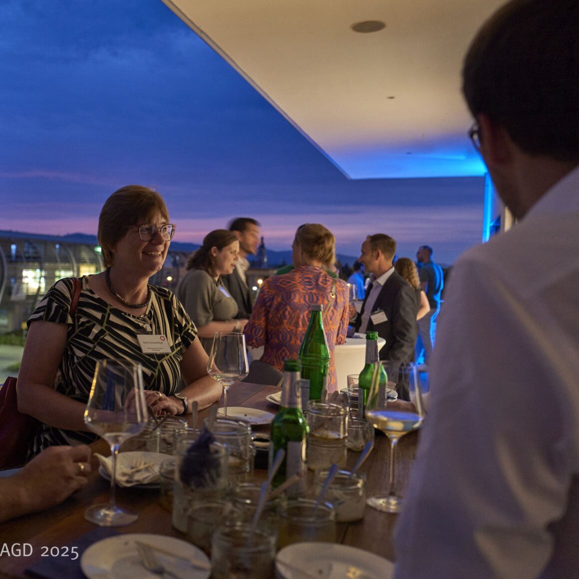 Unternehmer beim Netzwerken mit Imbiss