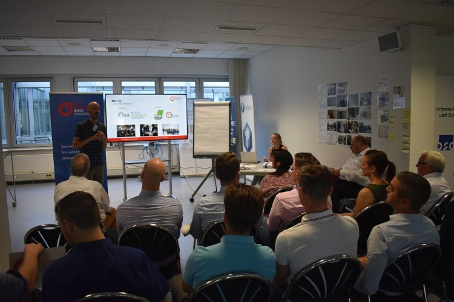 Blick von Publikum zu Vortrag