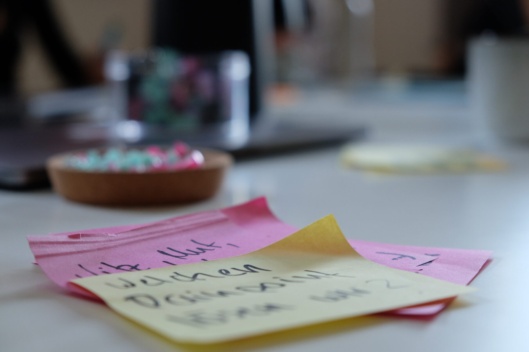 Postits auf einem Tisch
