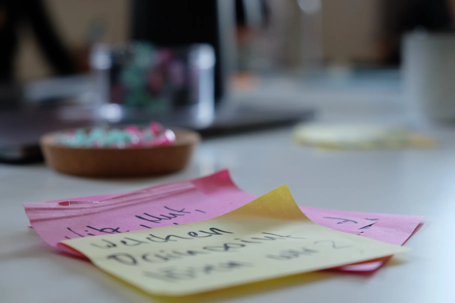 Postits auf einem Tisch