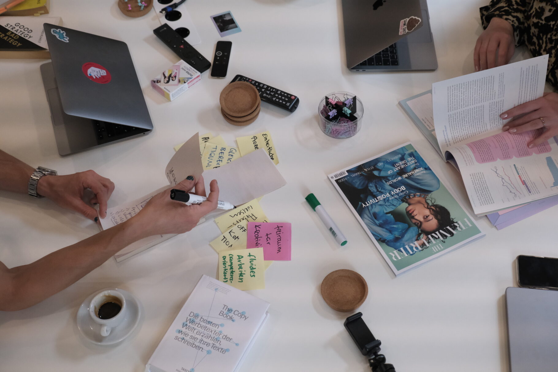 Blick auf einen Tisch mit Post Its