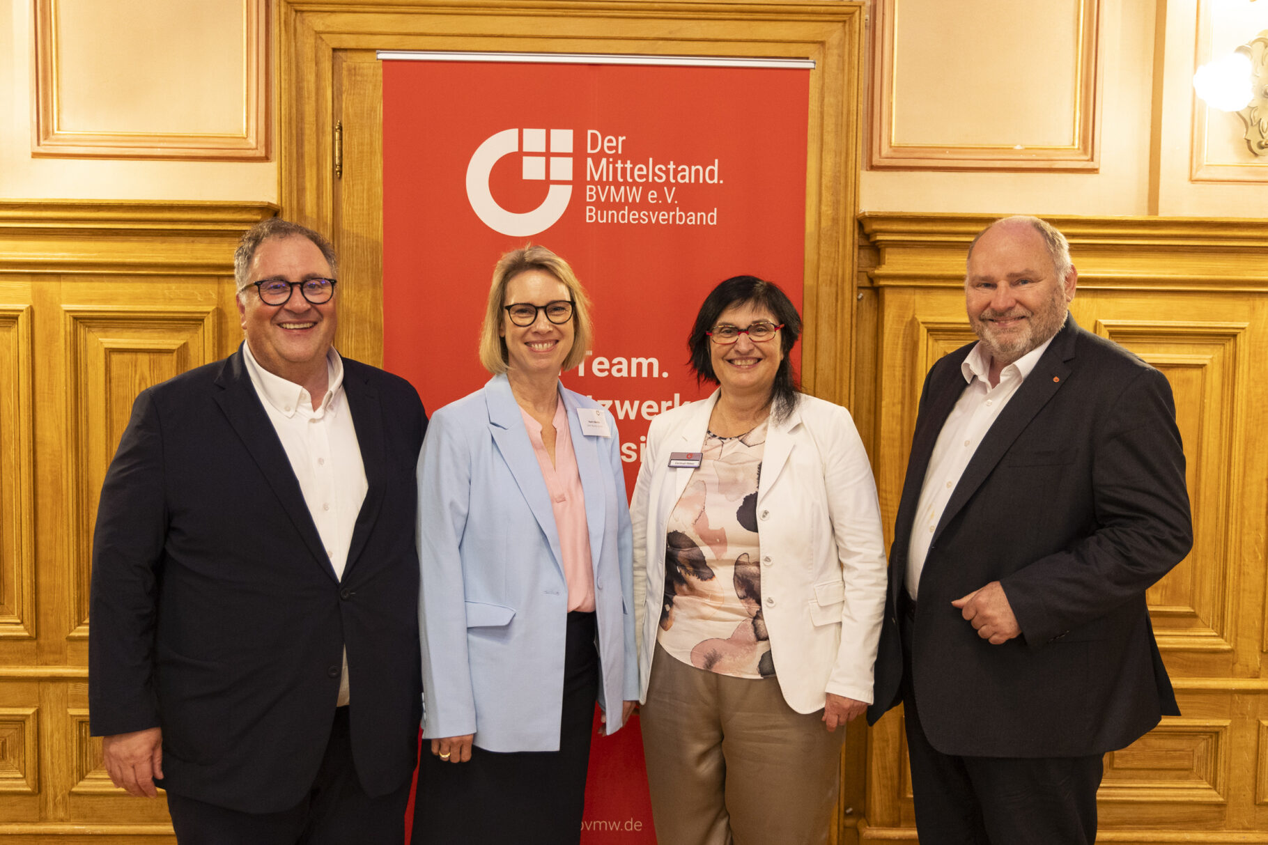 Gruppenbild mit Referent Frau