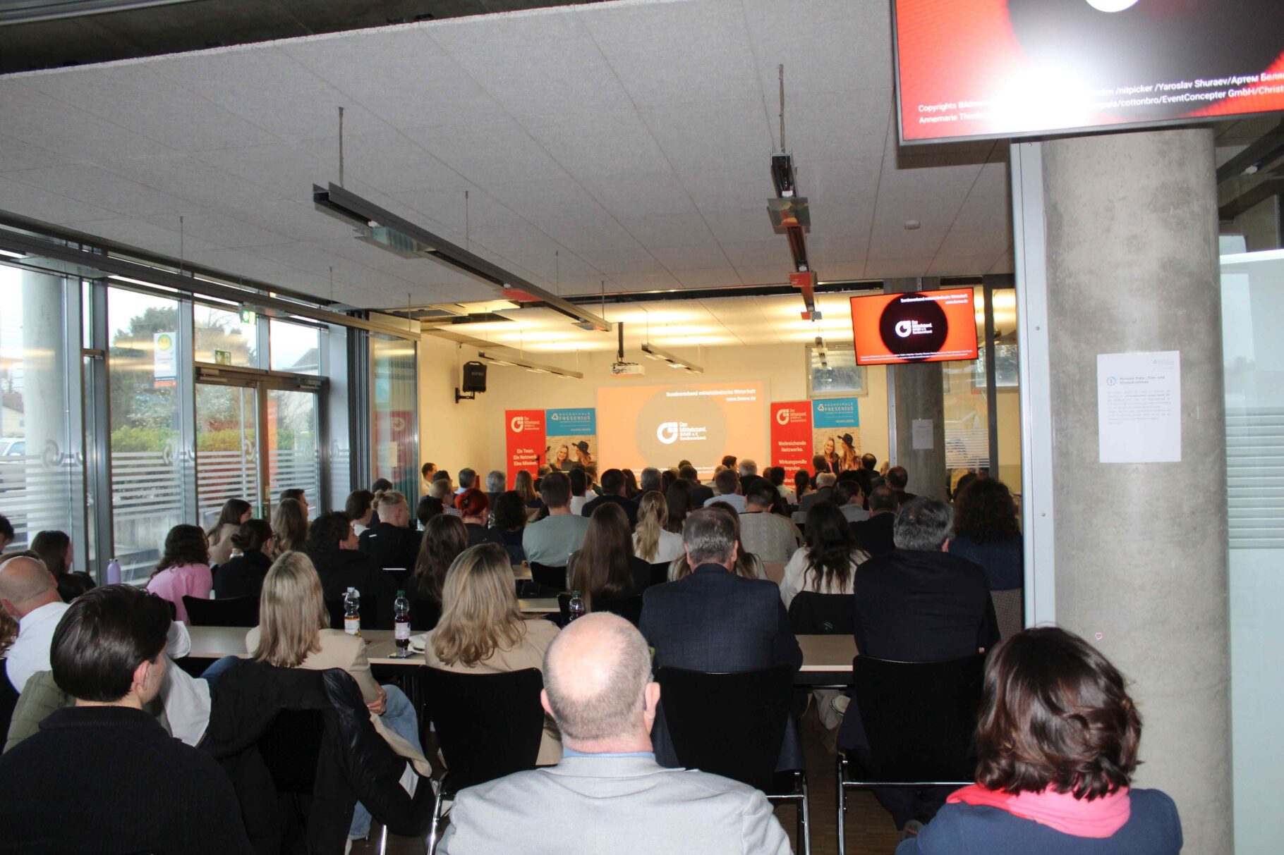 Blick des Publikums zum Vortrag