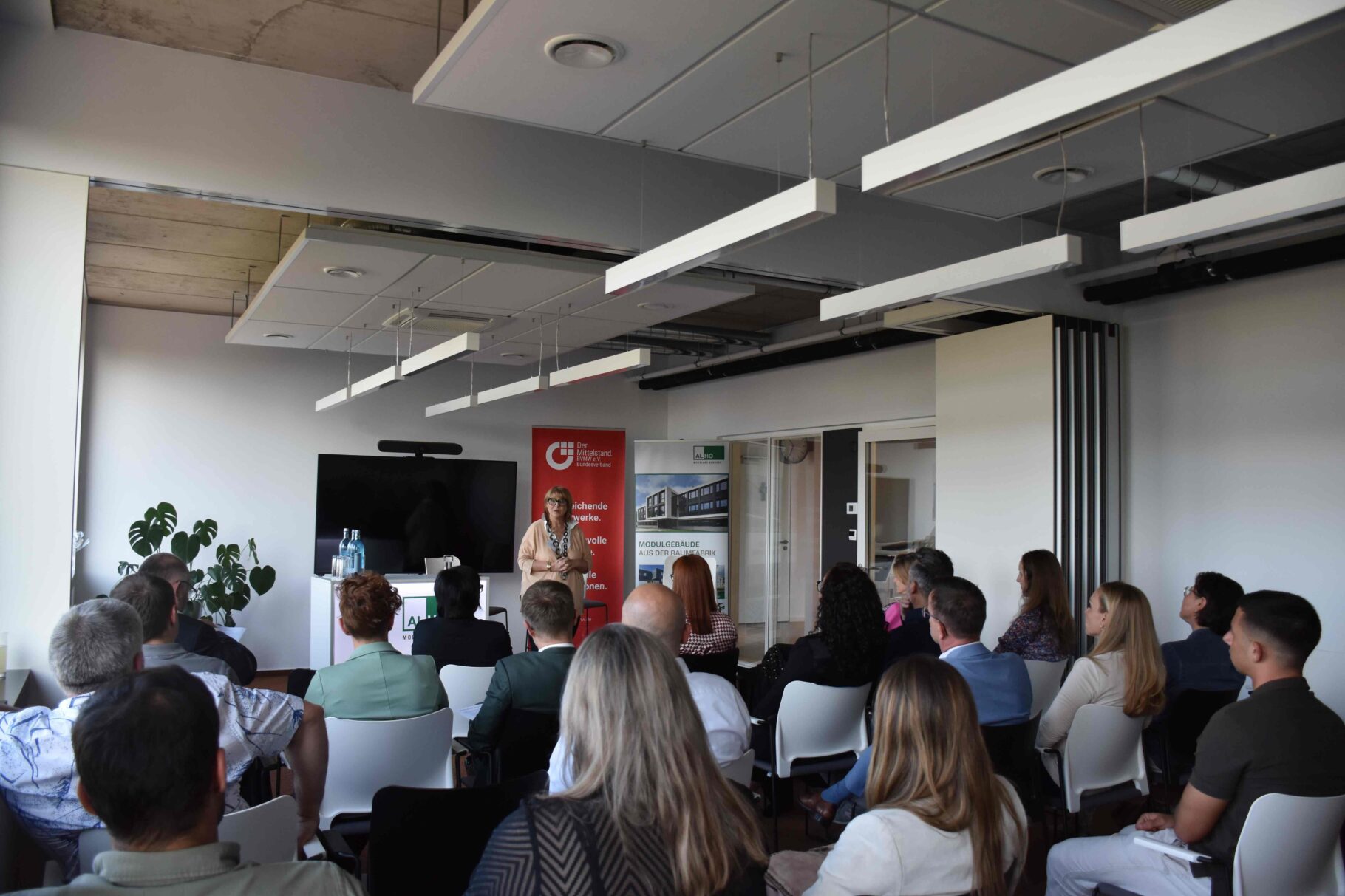 Blick Publikum zu Referentin