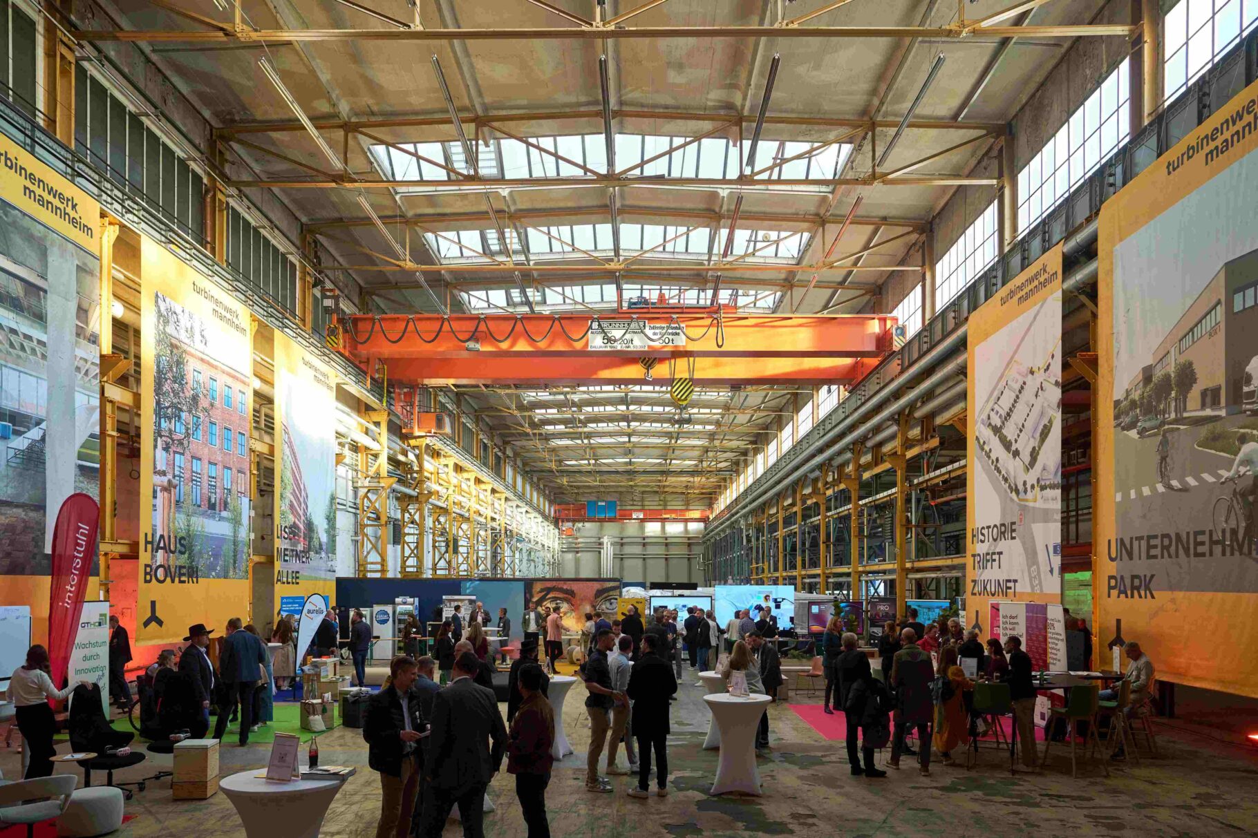 Blick auf die besetzten Infostände in der Turbinenhalle