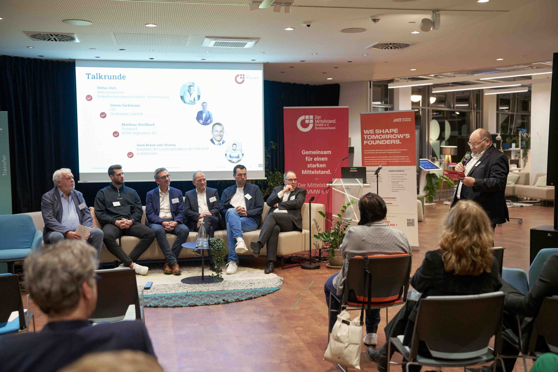 Der Blick der Teilnehmer auf die Talkrunde bei BVMW macht mobil
