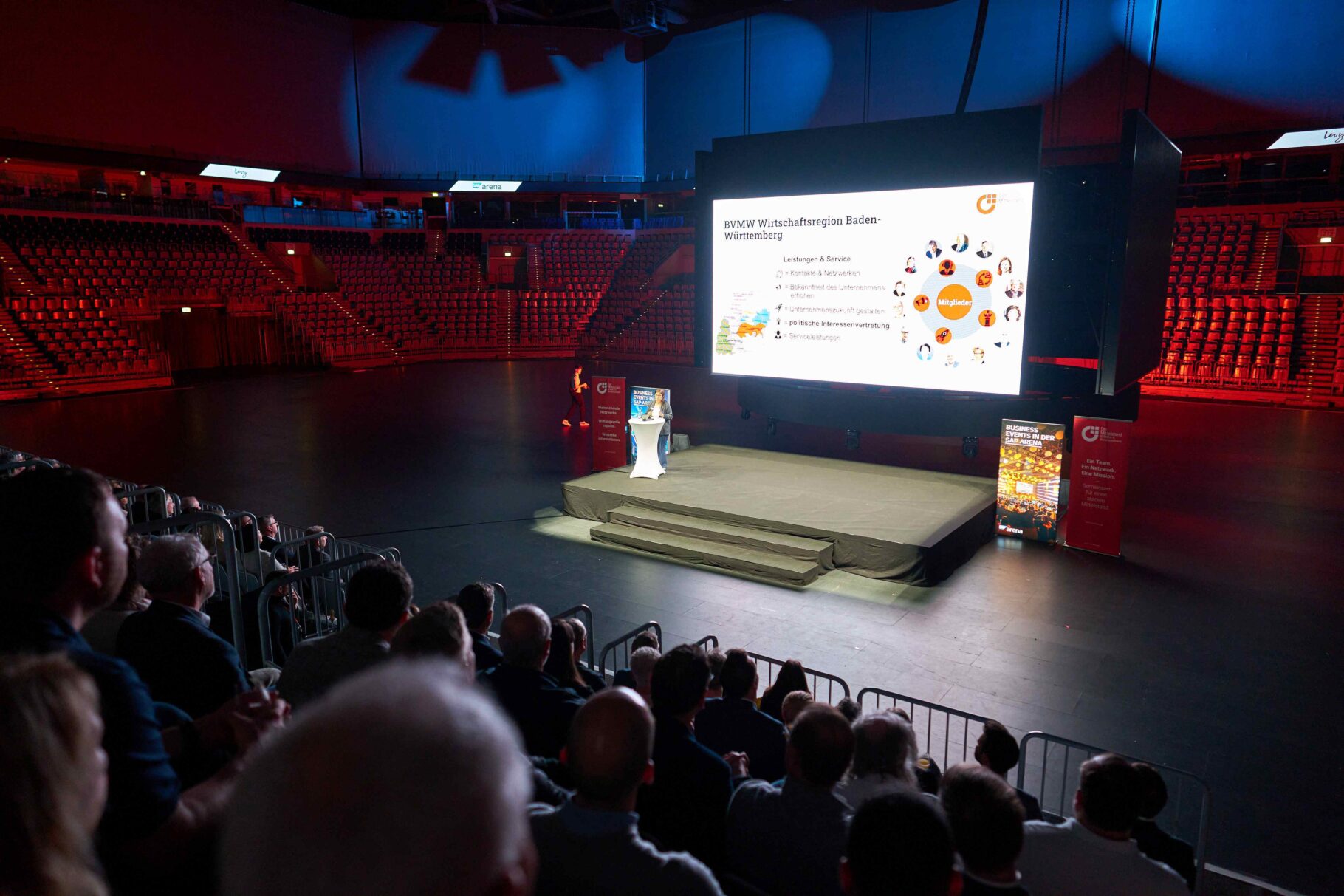 Blick der Teilnehmer auf die Bühne