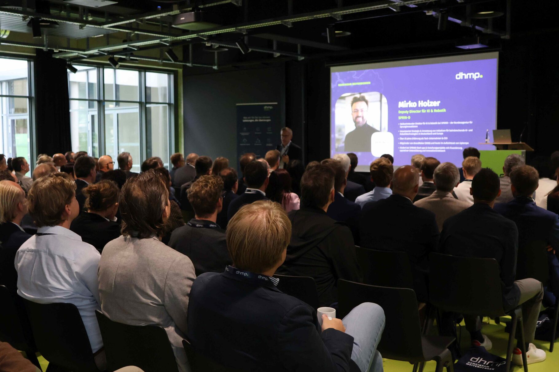 Blick der Teilnehmer auf die Bühne während eines Vortrags