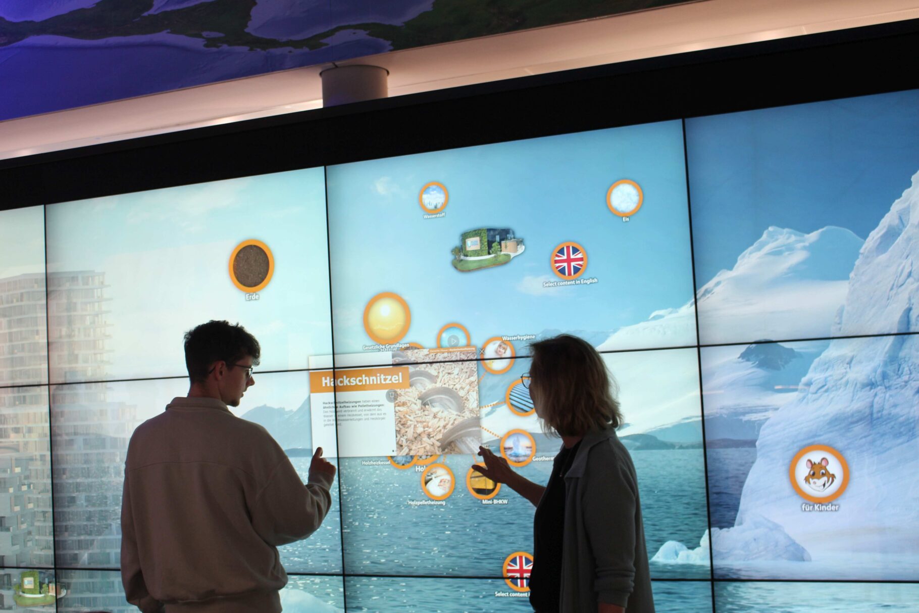 Teilnehmer beim Erkunden der KlimaArena