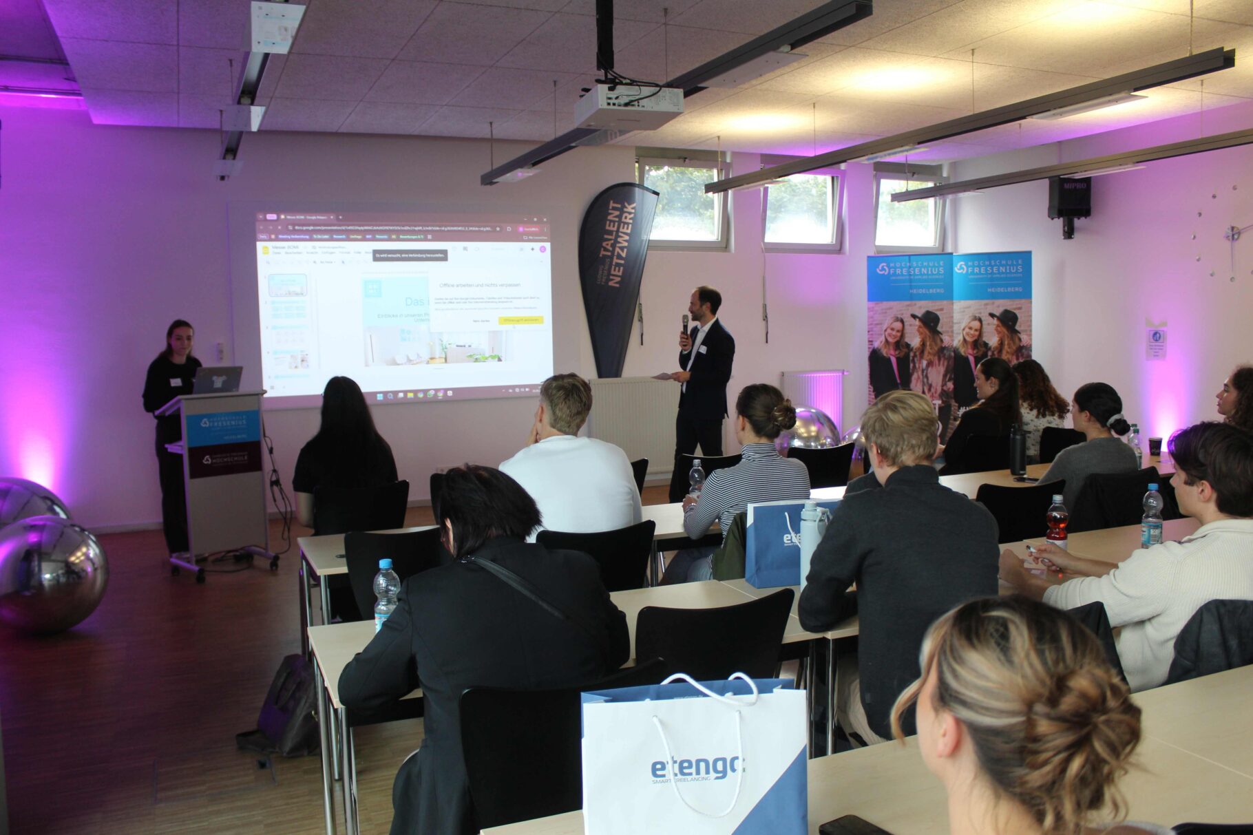 Blick der Teilnehmer zum Vortrag