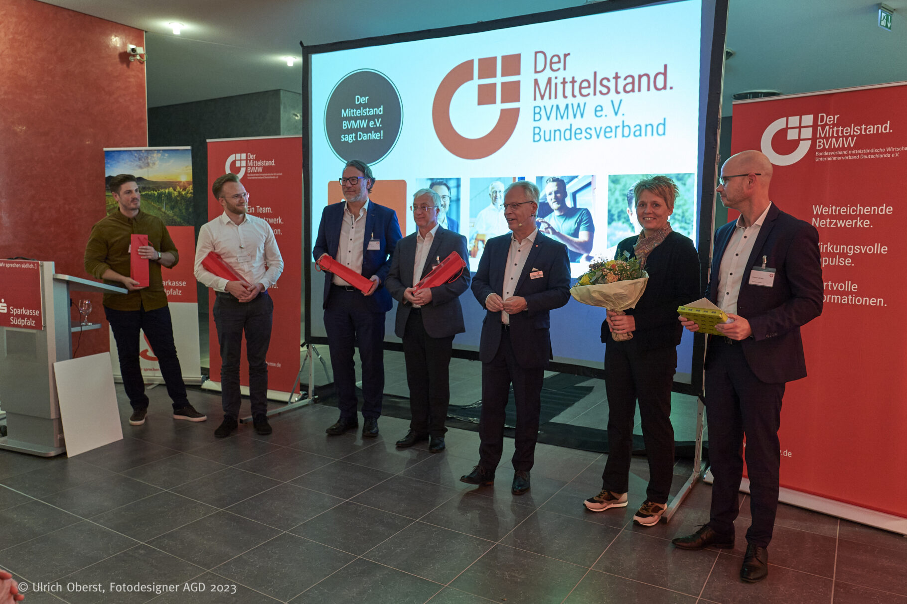 Geschenkübergabe an Gastgeber und Referenten