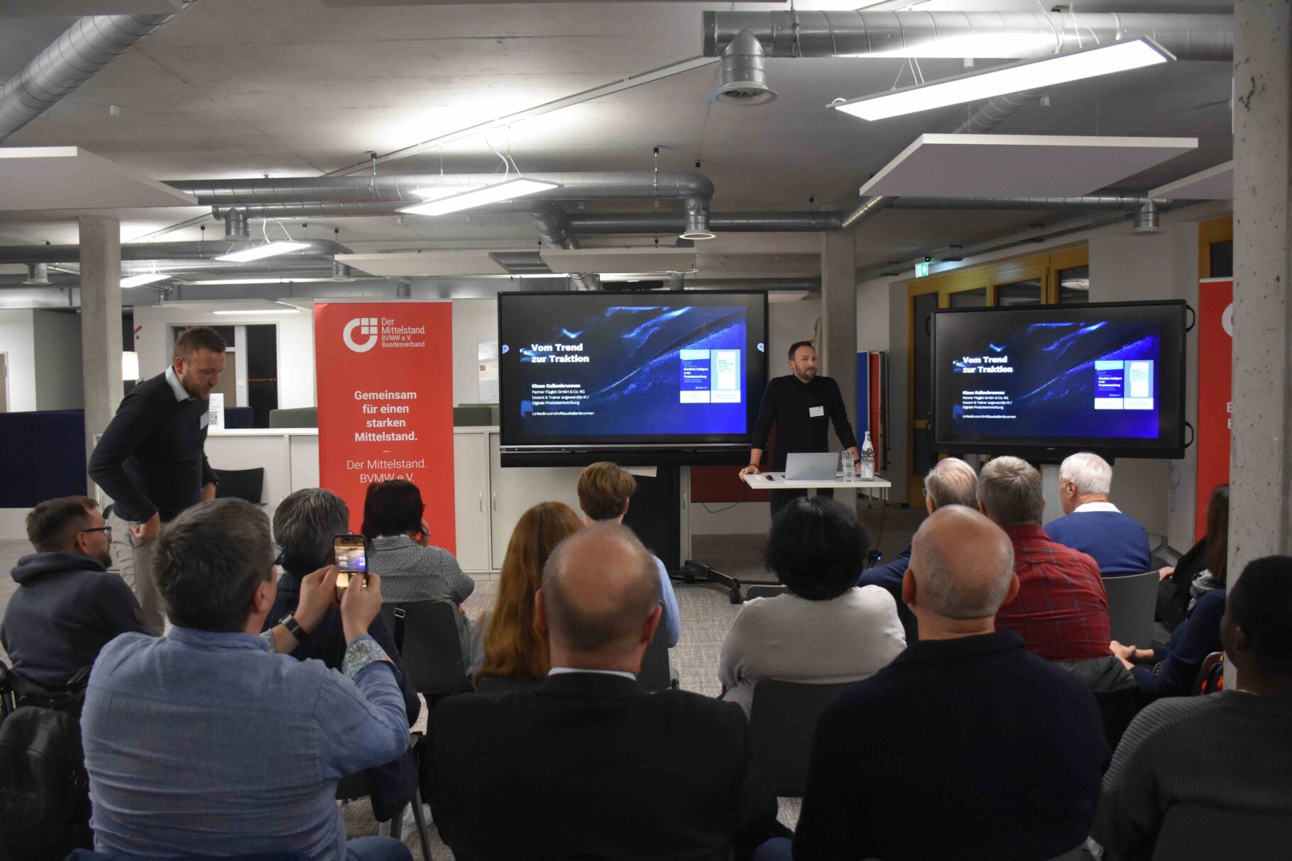 Blick der Teilnehmer auf den Referenten