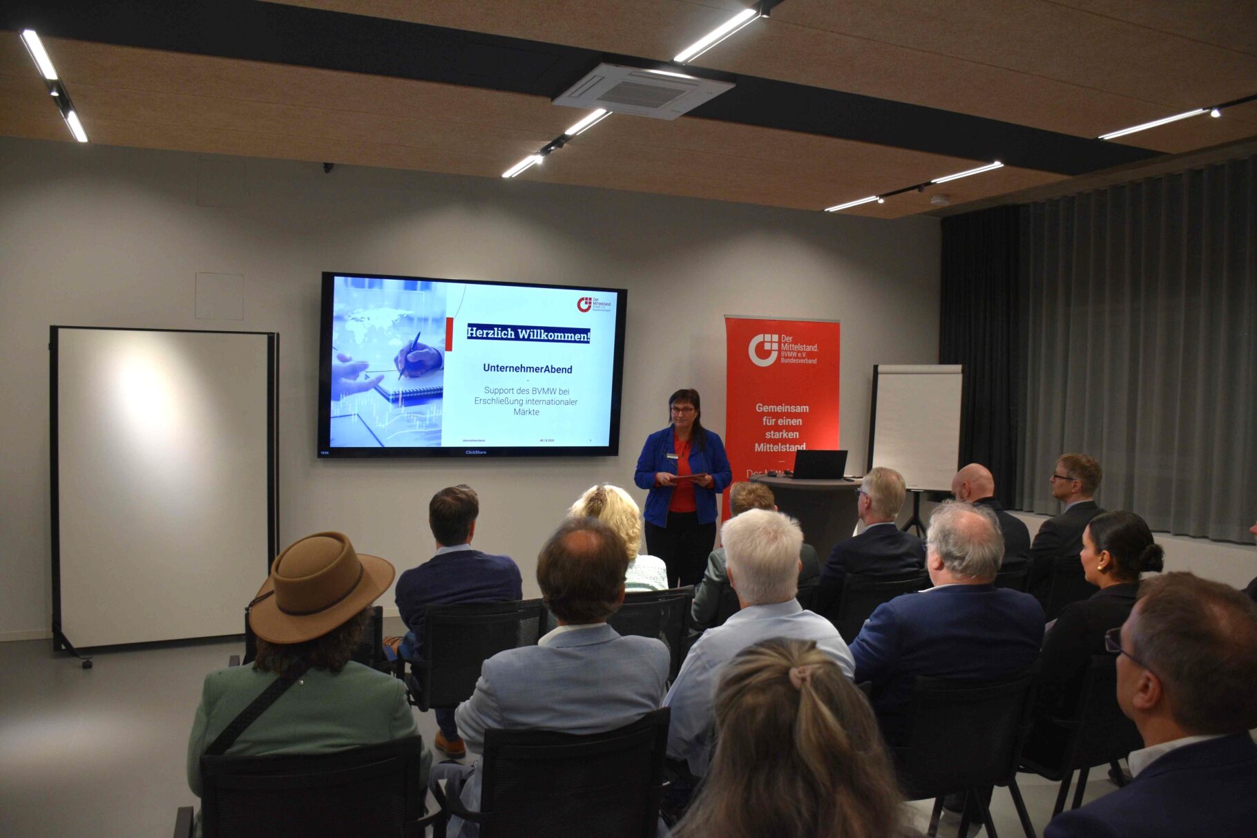 Der Blick des Publikums auf die Referentin Gertrud Hilser