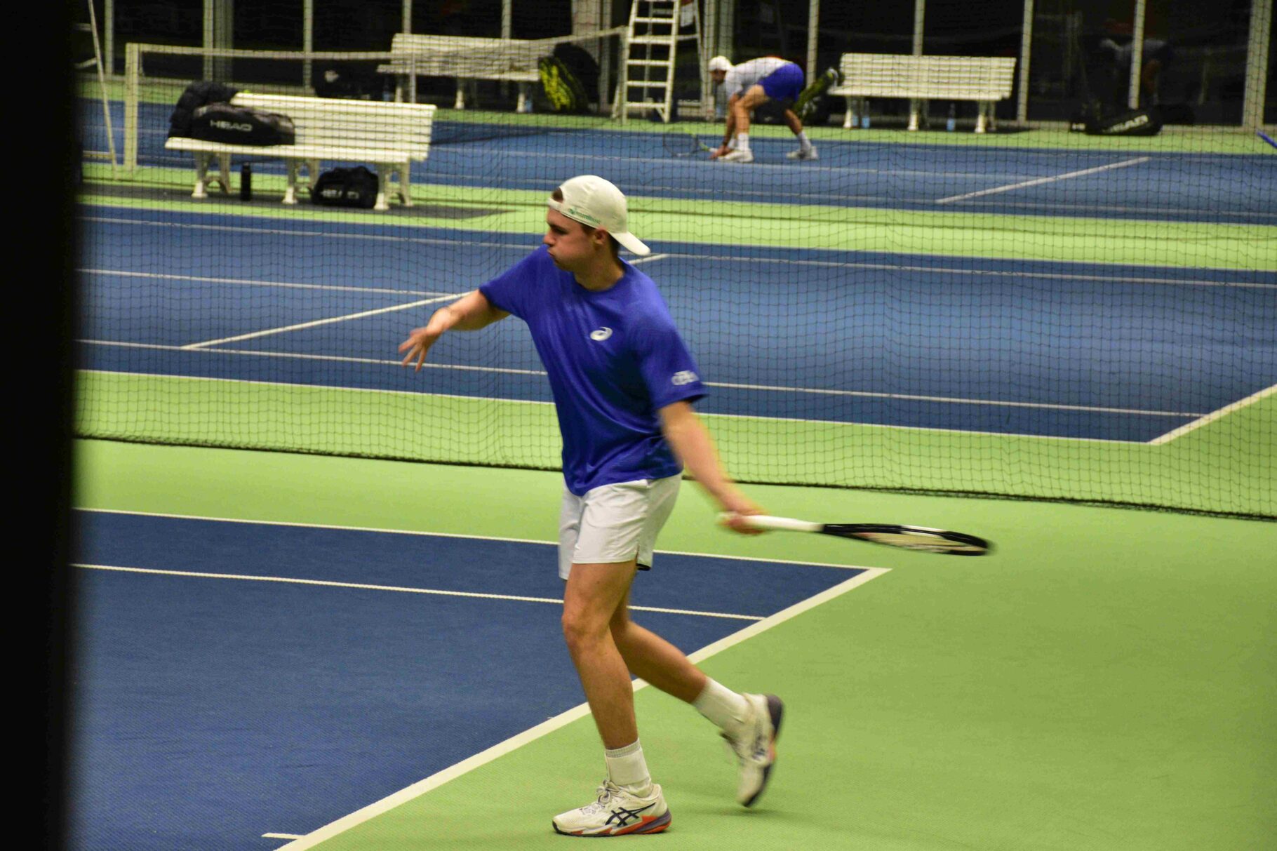 Tennisspieler während eines Ballwechsels