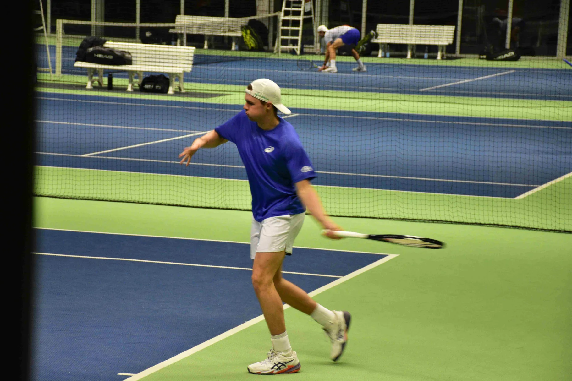 Tennisspieler während eines Ballwechsels