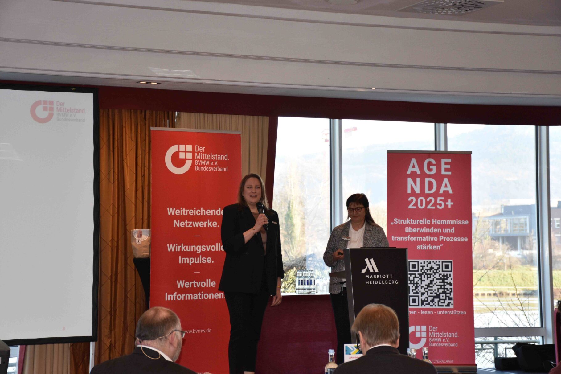 Blick der Teilnehmer zur Bühne