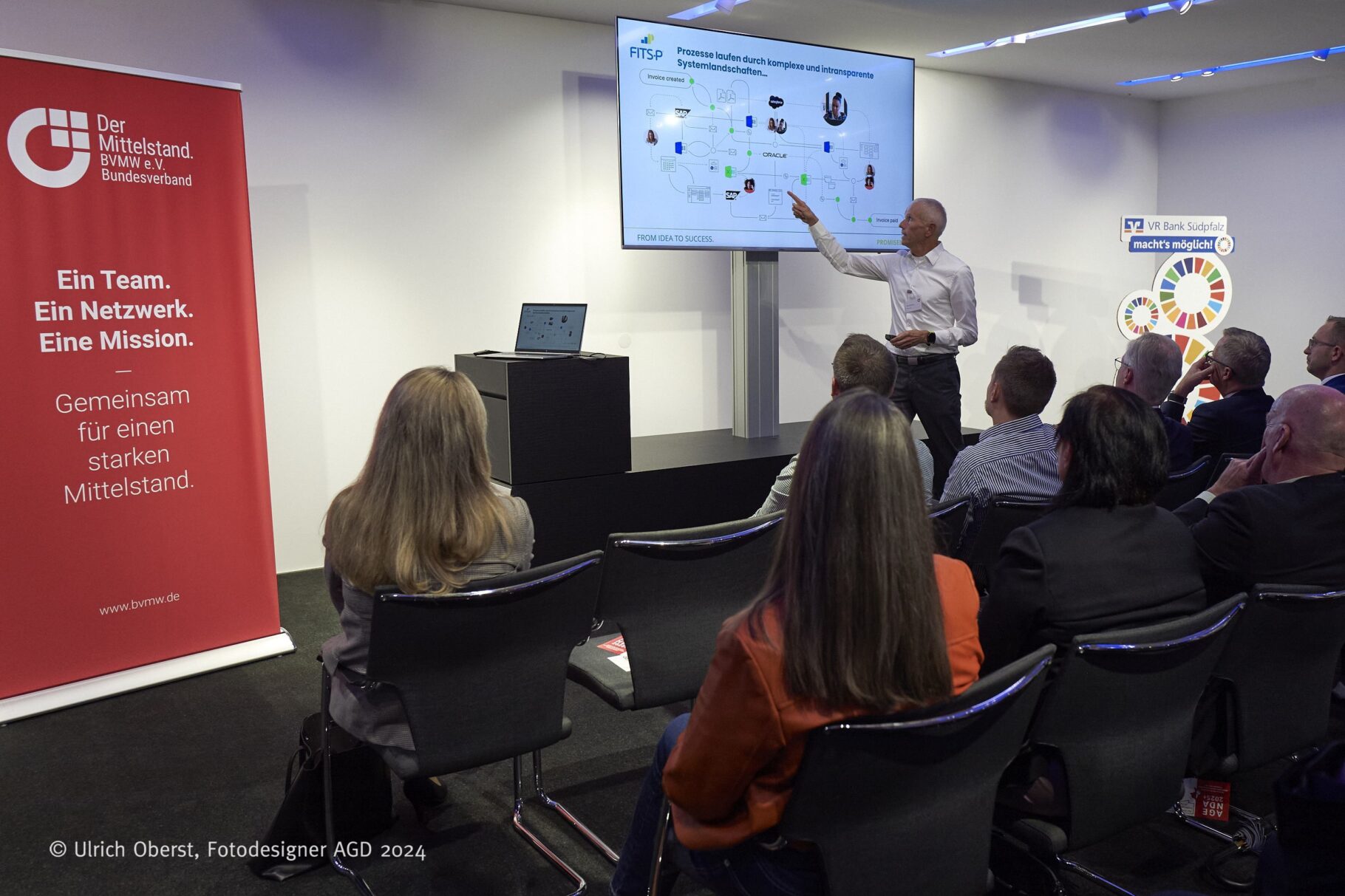 241008 BVMW VR Hartmann interessierte Zuschauer Oberst 08 10 24 L1120515 Kopie