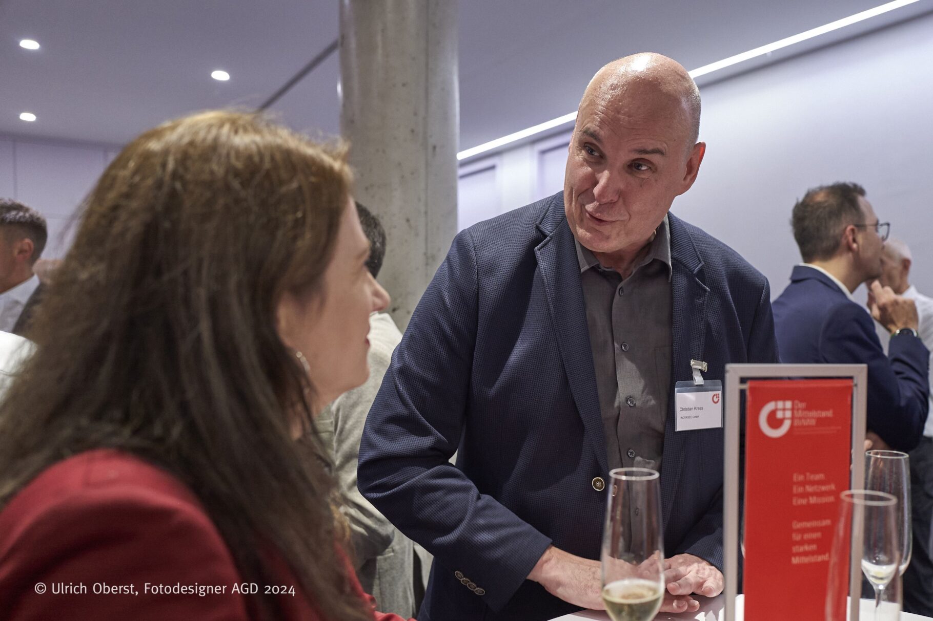 241008 BVMW VR Sekt Kress schaut runter 08 10 24 L1120515 Kopie