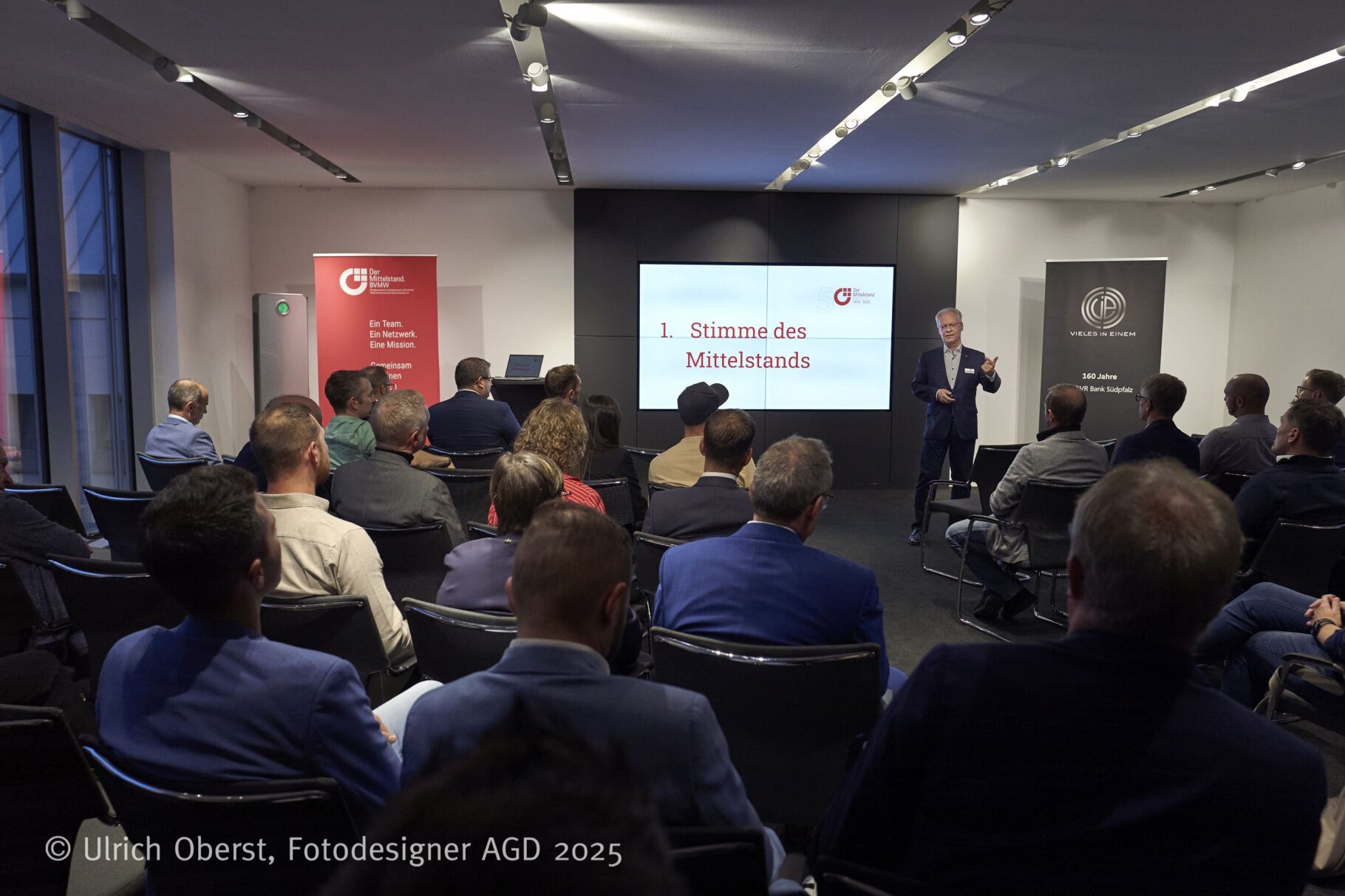 Blick der Zuschauer Richtung Bühne bei der Begrüßung