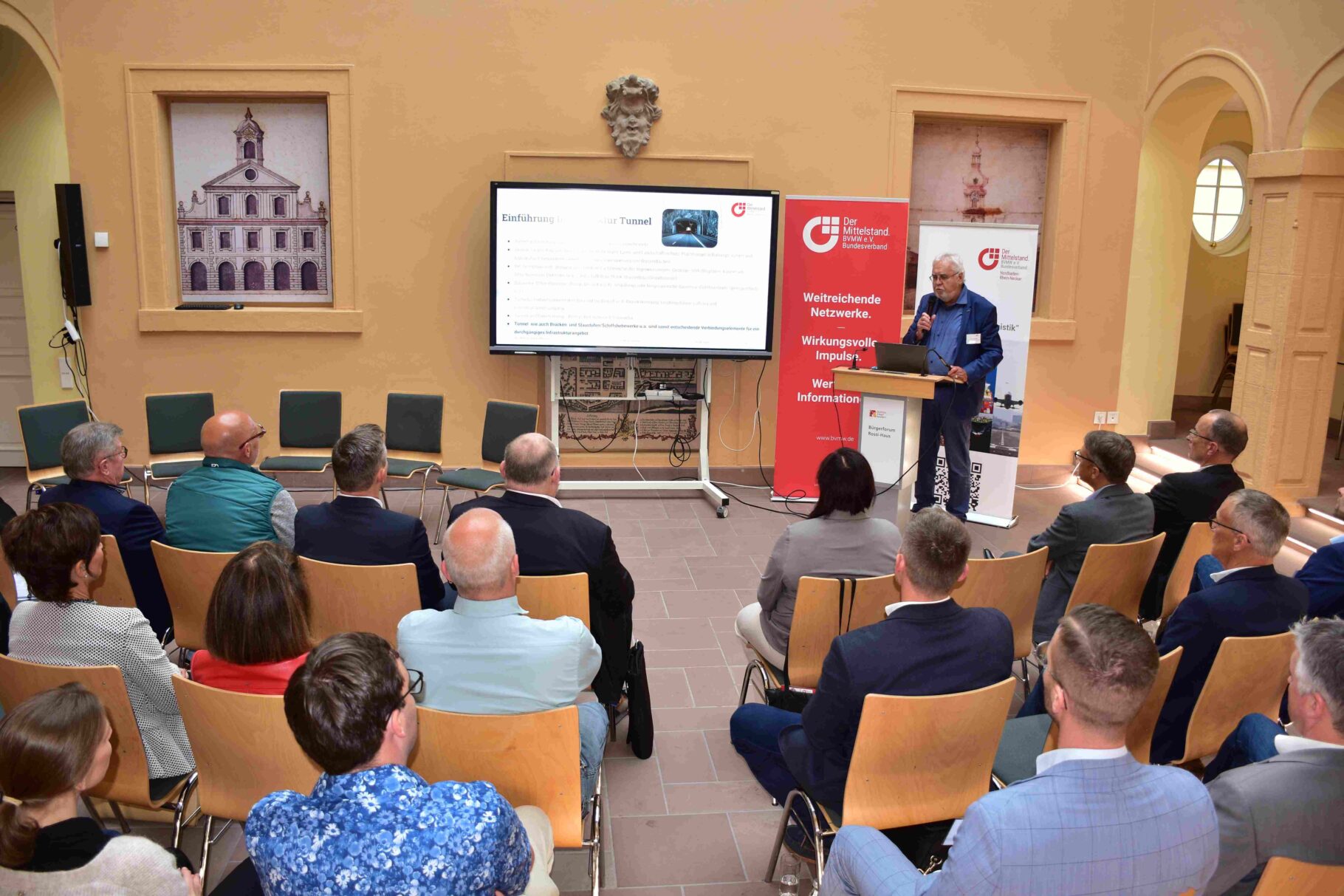 Blick des Publikums auf die Präsentation