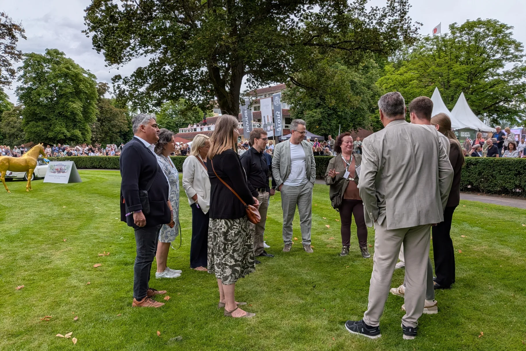 Teilnehmer des Events im Führring der Galopprennbahn