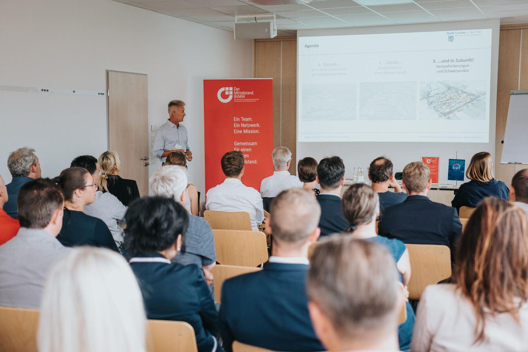 Publikum mit Sicht zur Präsentation des Referenten