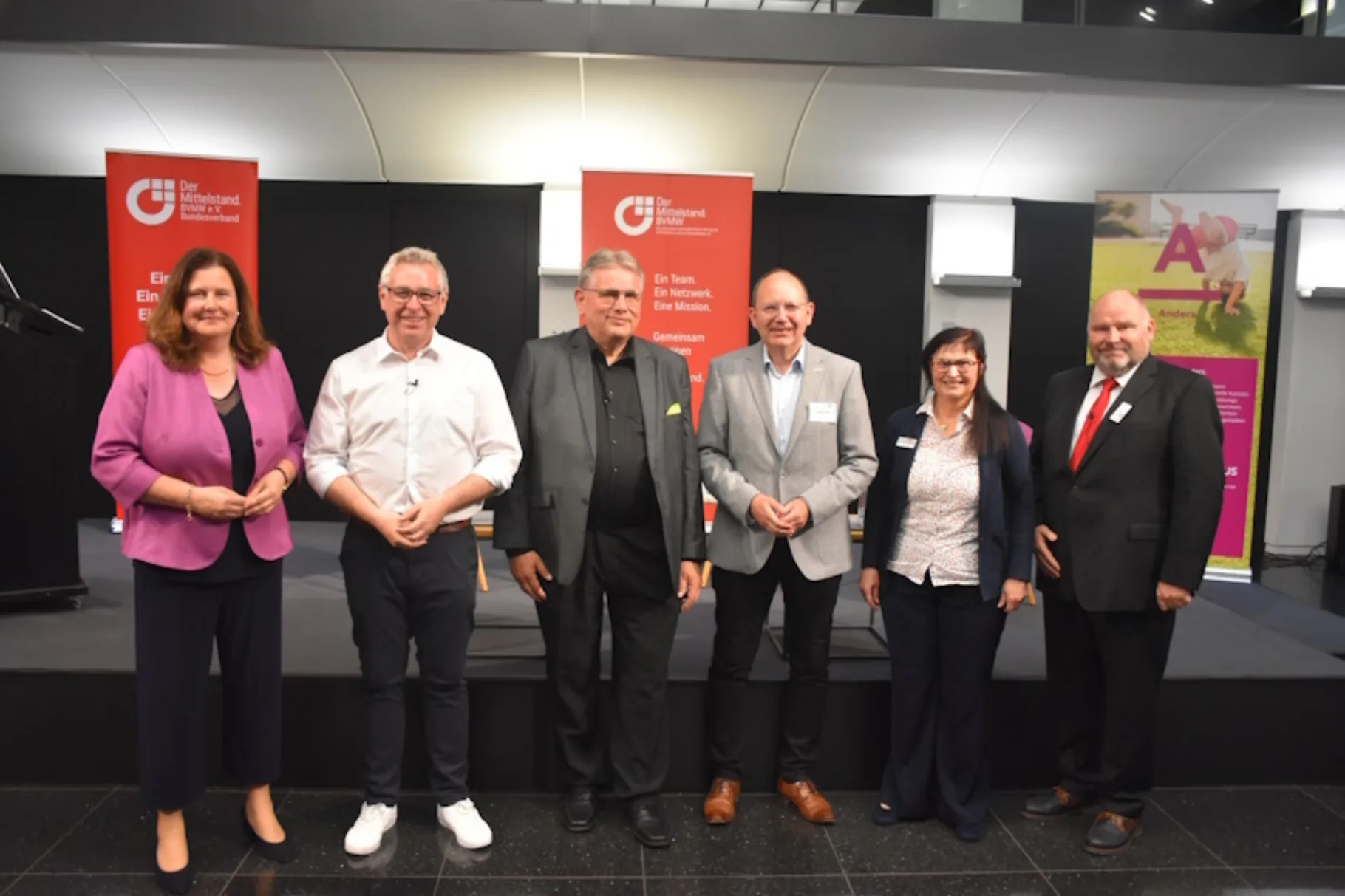 Gastgeber & Referenten mit der Leitung der Wirtschaftsregion