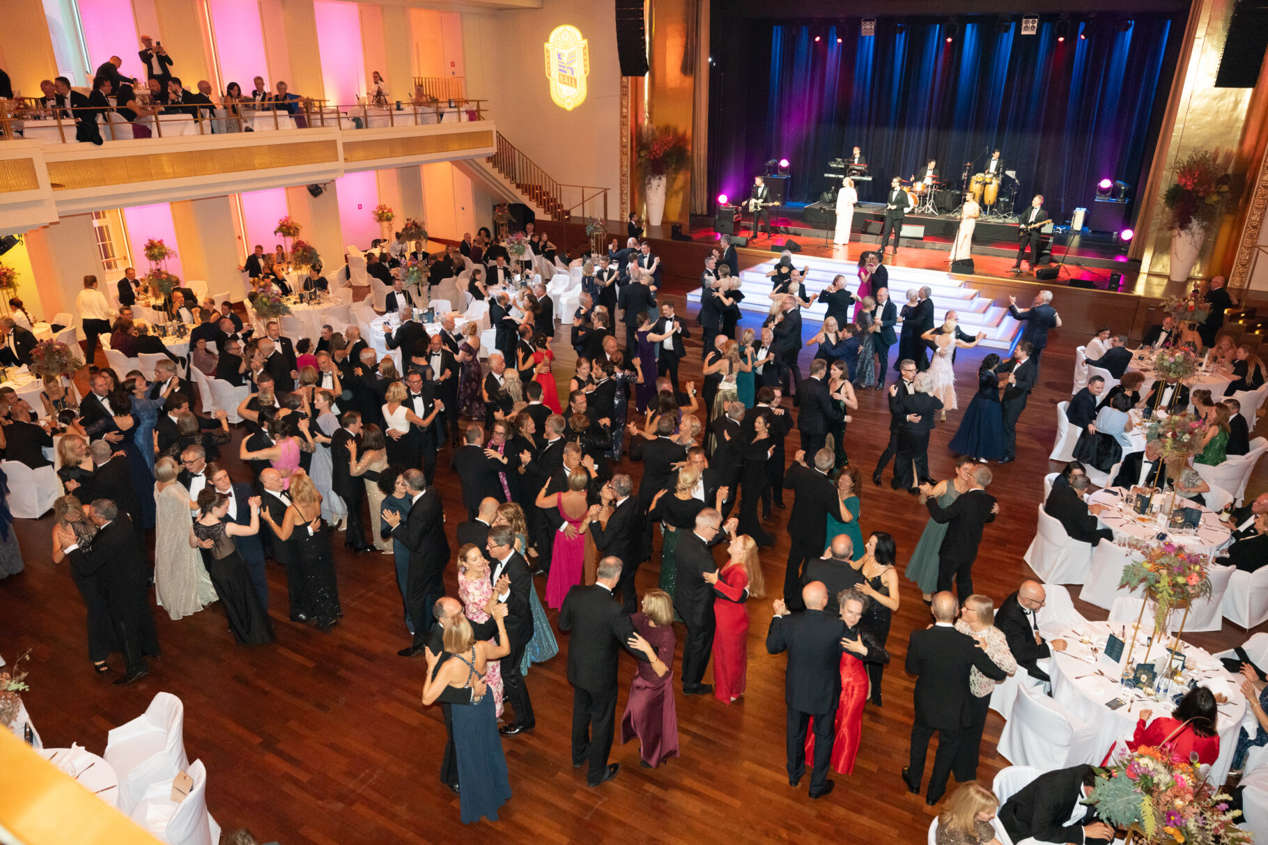 Der Blick auf die Tanzenden des Ball der Badischen Wirtschaft