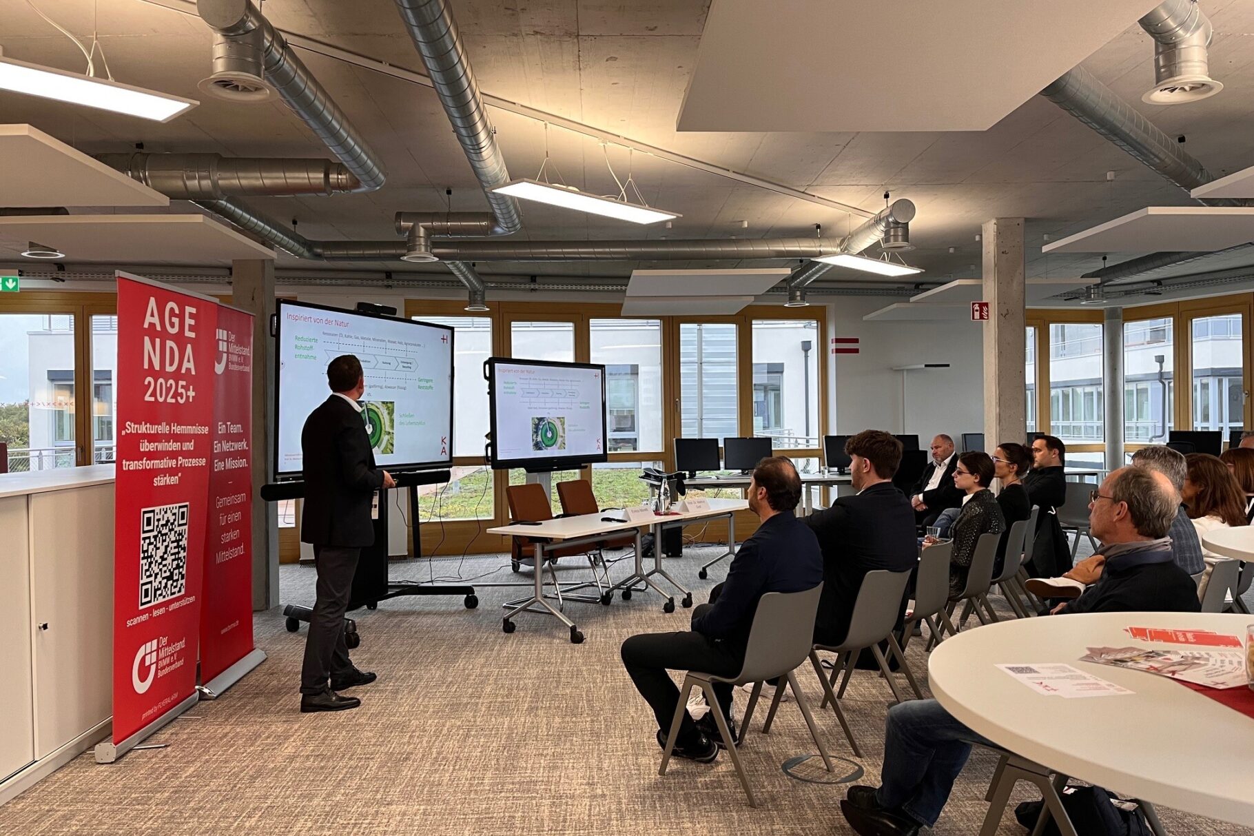 Blick aus der Ferne auf den Vortrag