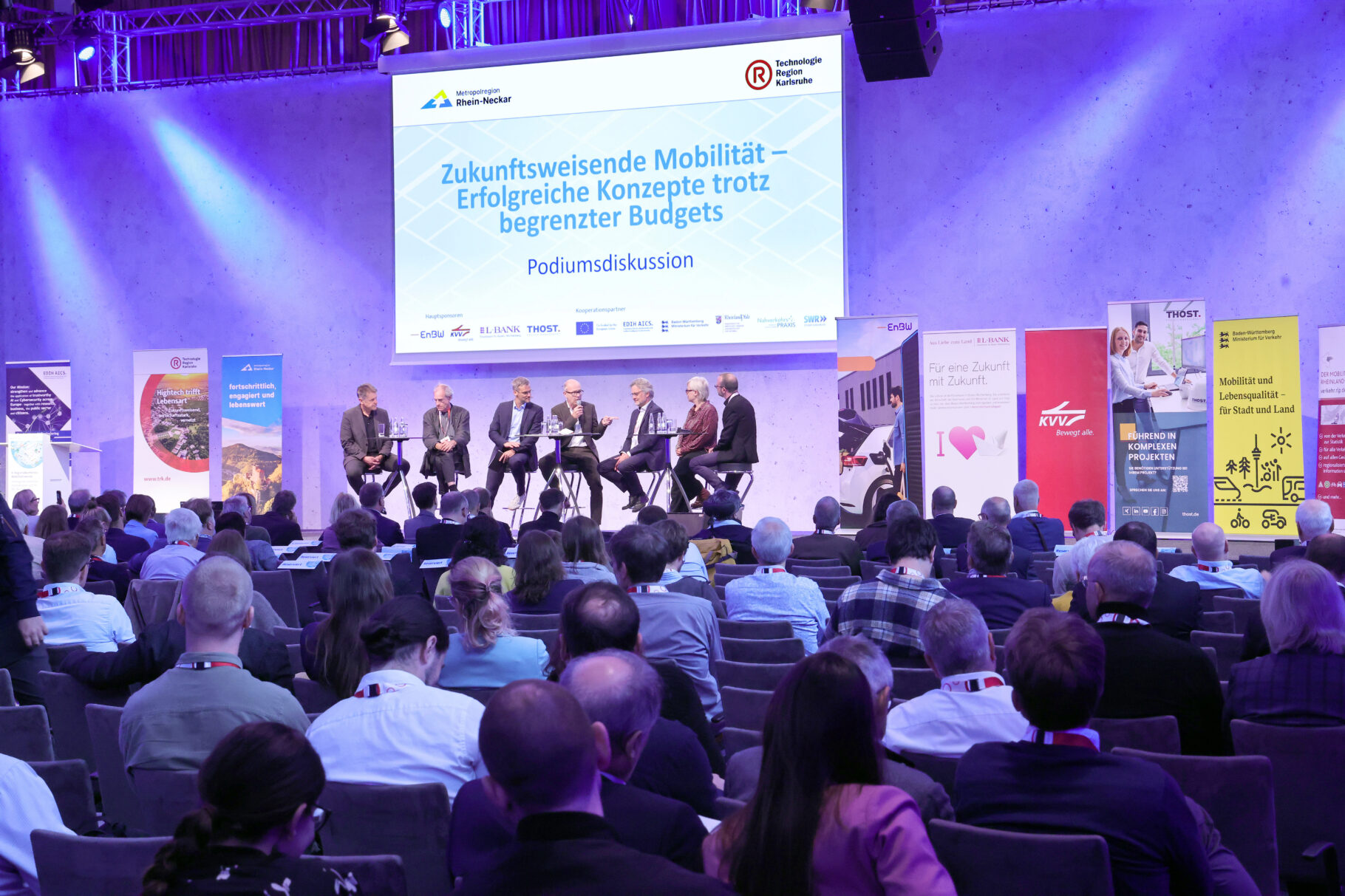 v.l.n.r: Bürgermeister Thomas Seidelmann, Stadt Neckarbischofsheim; Alexander Thewalt, Beigeordneter Stadt Ludwigshafen; Martin Besinger, SWR (Moderation); Oberbürgermeister Dr. Dominik Geißler, Stadt Landau; Oberbürgermeister Dr. Frank Mentrup, Stadt Karlsruhe; Frauke Burgdorff, Stadtbaurätin Stadt Aachen; Bürgermeister Joël Steffen, Stadt Straßburg