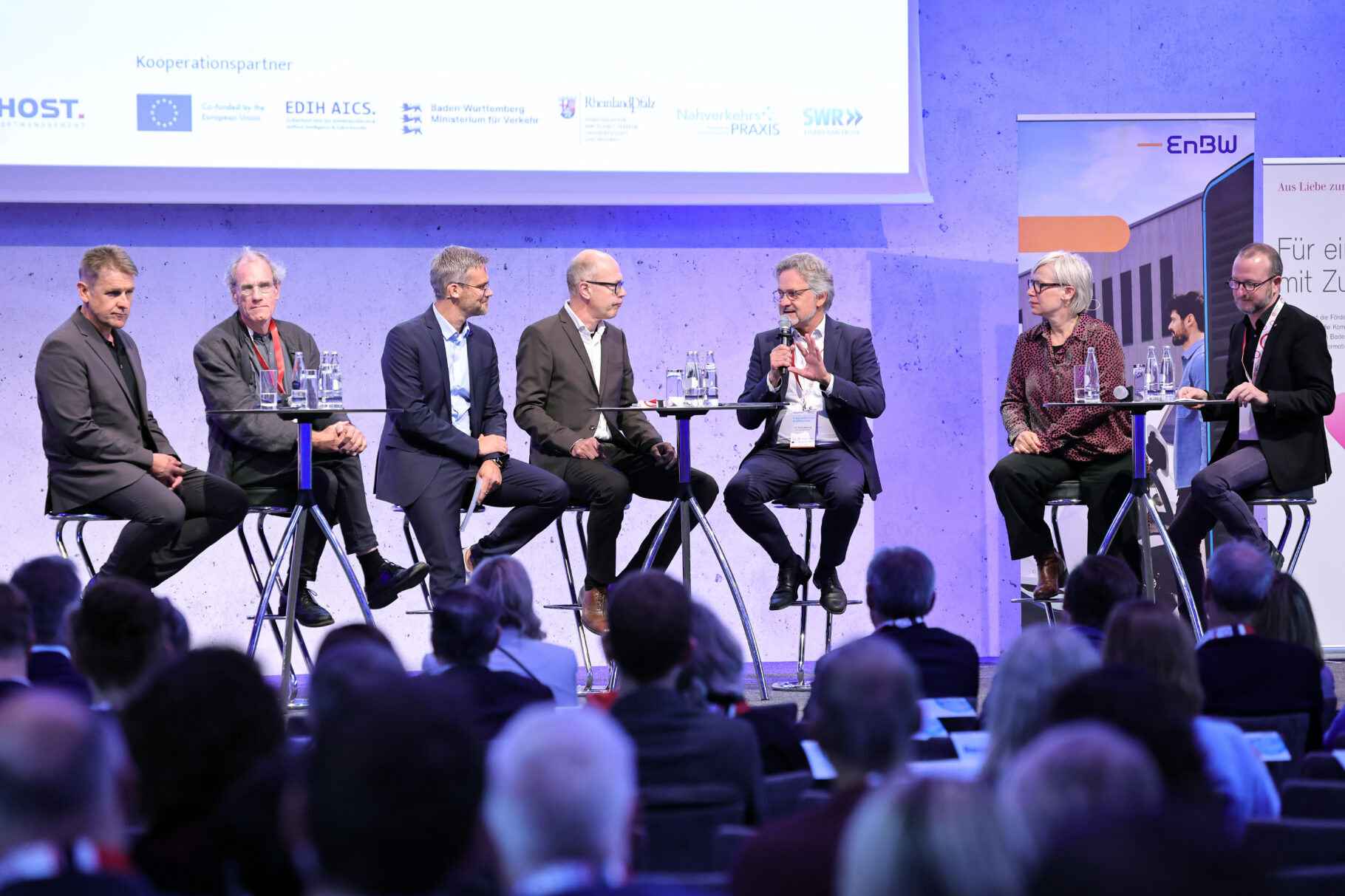 v.l.n.r: Bürgermeister Thomas Seidelmann, Stadt Neckarbischofsheim; Alexander Thewalt, Beigeordneter Stadt Ludwigshafen; Martin Besinger, SWR (Moderation); Oberbürgermeister Dr. Dominik Geißler, Stadt Landau; Oberbürgermeister Dr. Frank Mentrup, Stadt Karlsruhe; Frauke Burgdorff, Stadtbaurätin Stadt Aachen; Bürgermeister Joël Steffen, Stadt Straßburg