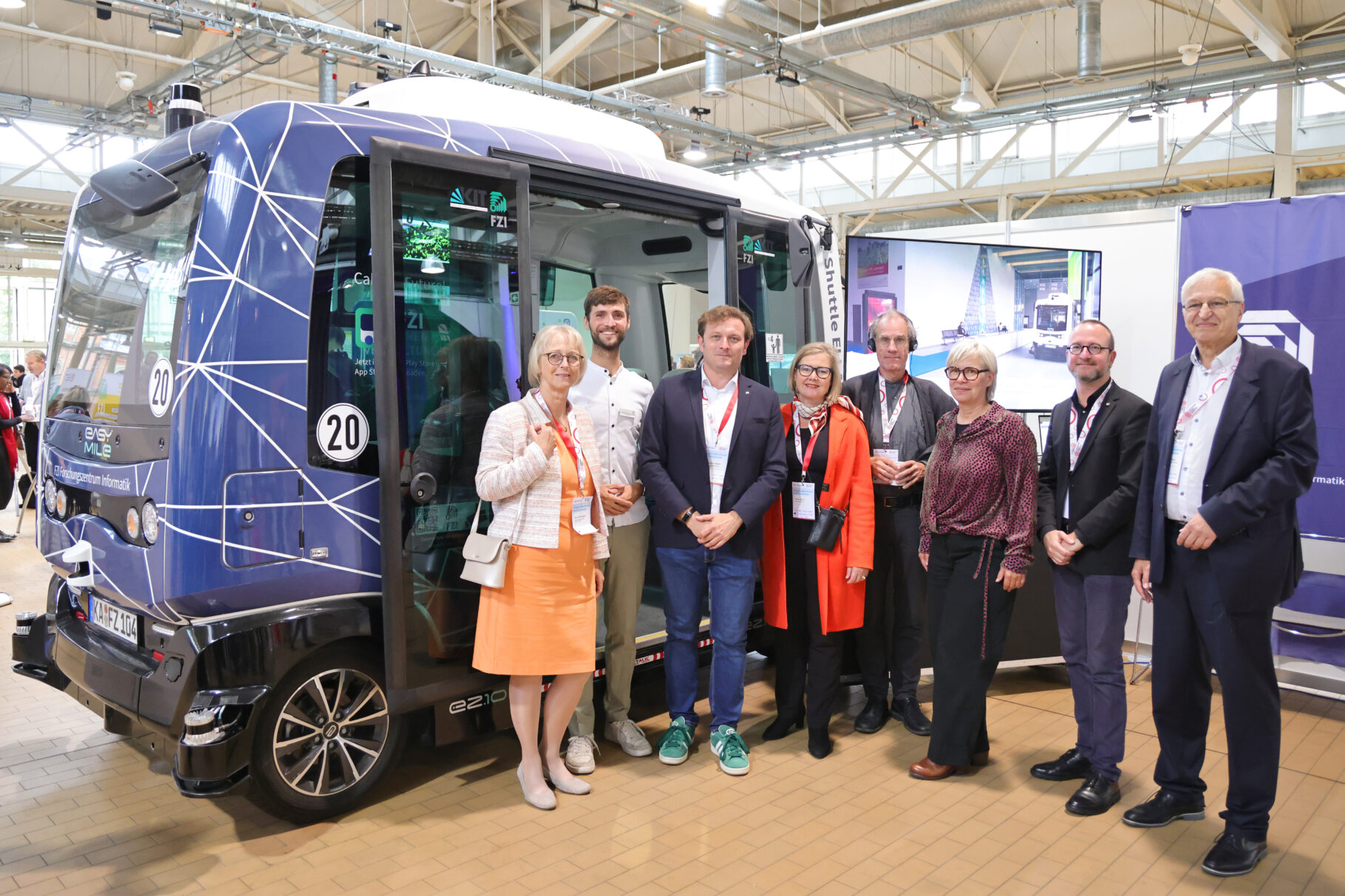 v.l.n.r.: Dr. Doris Wittneben, Bereichsleiterin Zukunftsfelder und Innovation bei Metropolregion Rhein-Neckar GmbH (MRN); Daniel Bogdoll, Mitarbeiter Intelligent Systems and Production Engineering am FZI Forschungszentrum Informatik; Dr. Alexander Viehl, Bereichsleiter Intelligent Systems and Production Engineering am FZI Forschungszentrum Informatik; Britta Wirtz, Geschäftsführerin Karlsruher Messe- und Kongress GmbH; Alexander Thewalt, Beigeordneter Stadt Ludwigshafen; Frauke Burgdorff, Stadtbaurätin Stadt Aachen; Bürgermeister Joël Steffen, Stadt Straßburg; Jochen Ehlgötz, Geschäftsführer TechnologieRegion Karlsruhe GmbH