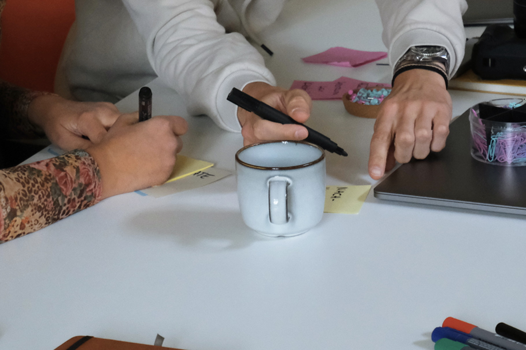 Personen die auf Post-Its schreiben