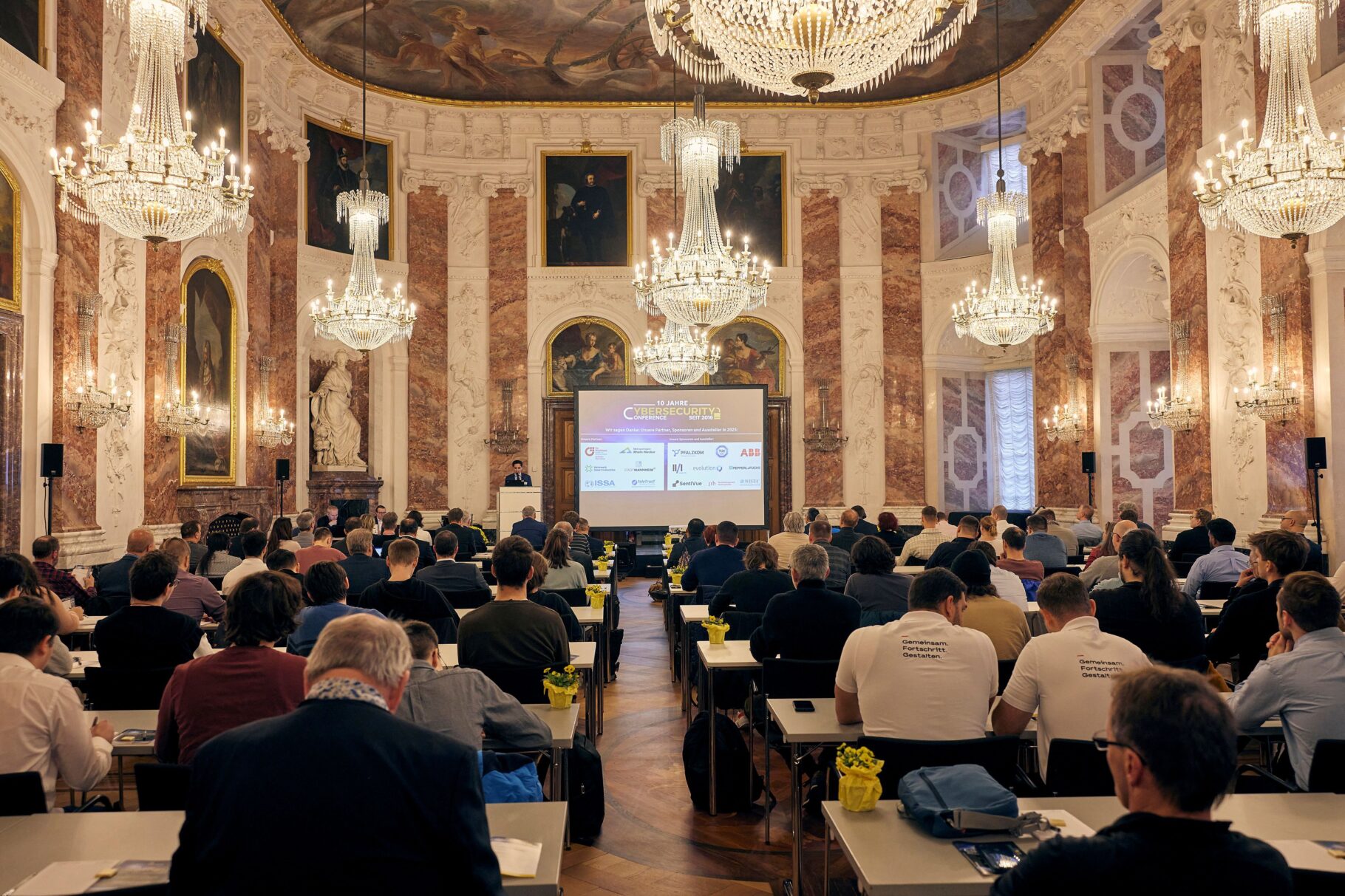 Blick auf die sitzenden Teilnehmer im Rittersaal Saal
