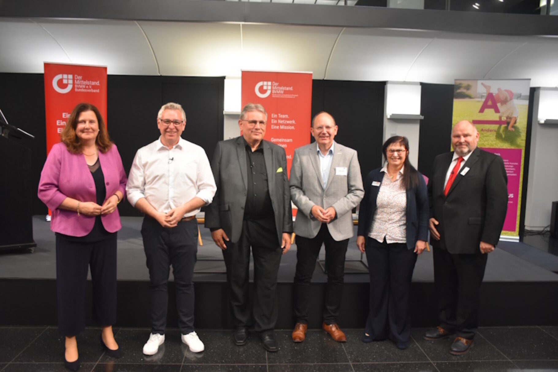 Gastgeber & Referenten mit der Leitung der Wirtschaftsregion