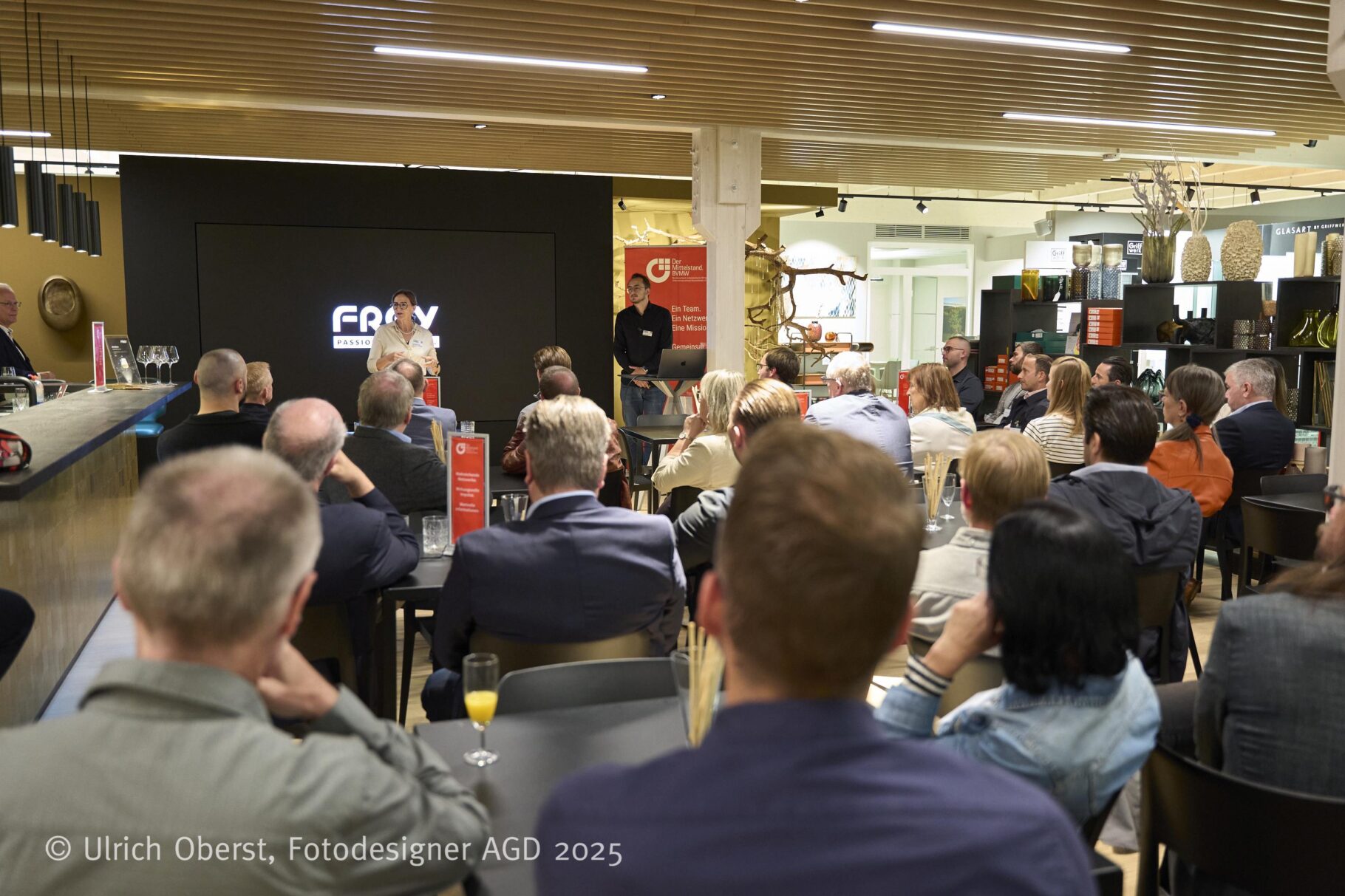 FREY Frey C H Bühne Publikum1