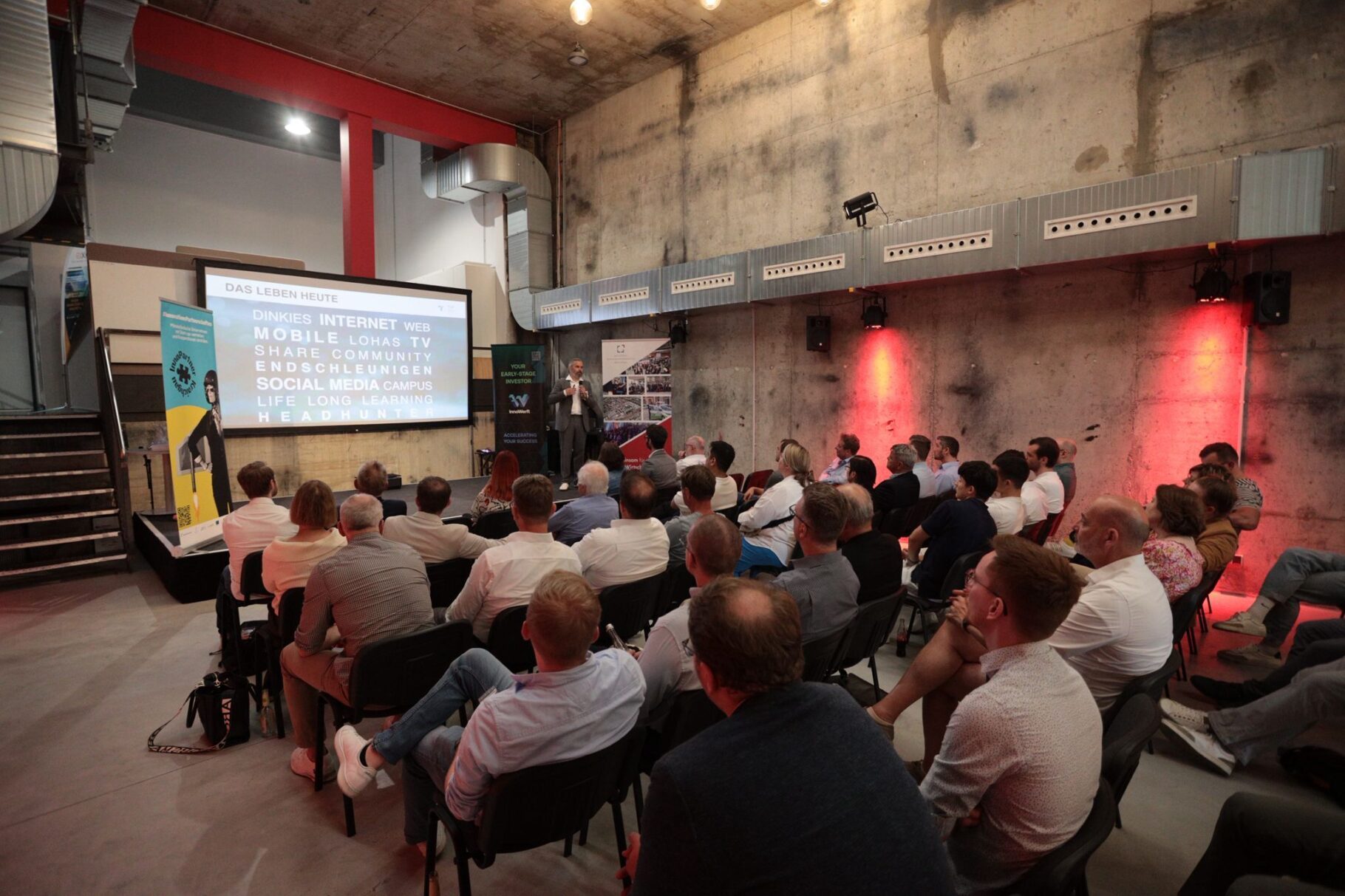 Bild von der Bühne und dem Publikum