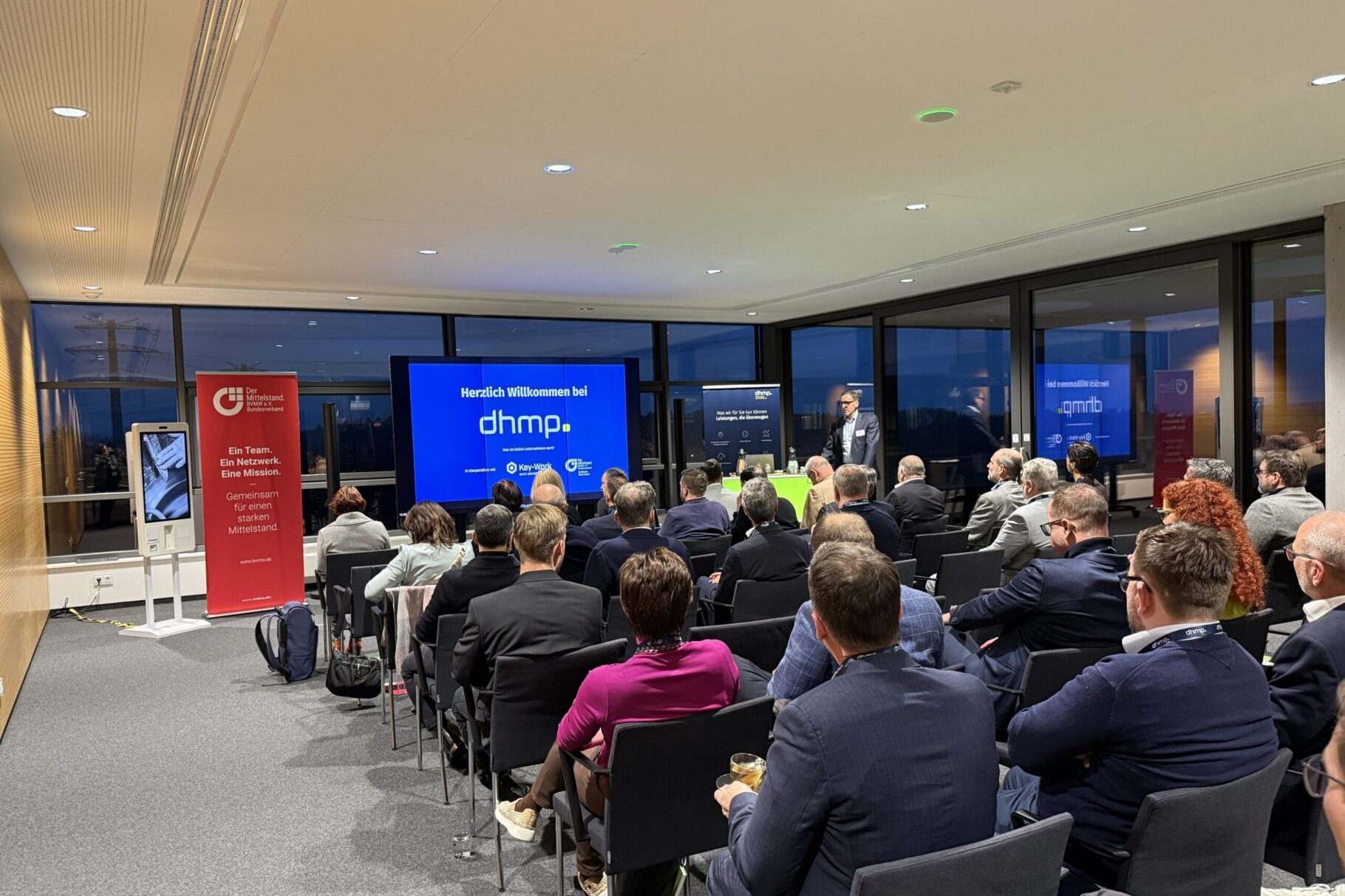 Blick der Teilnehmer zur Präsentation